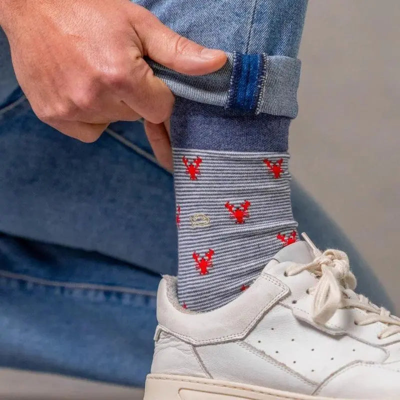 Chaussettes Homards BillyBelt portées sous un jean retroussé avec des baskets blanches