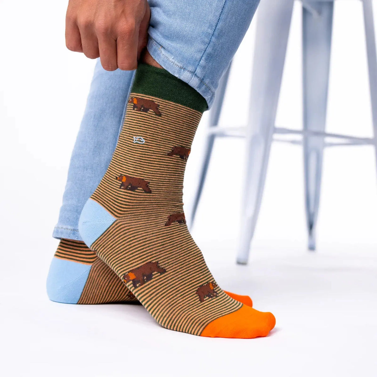 Chaussettes Ours BillyBelt marron portées de profil, revers vert foncé remonté sur la cheville