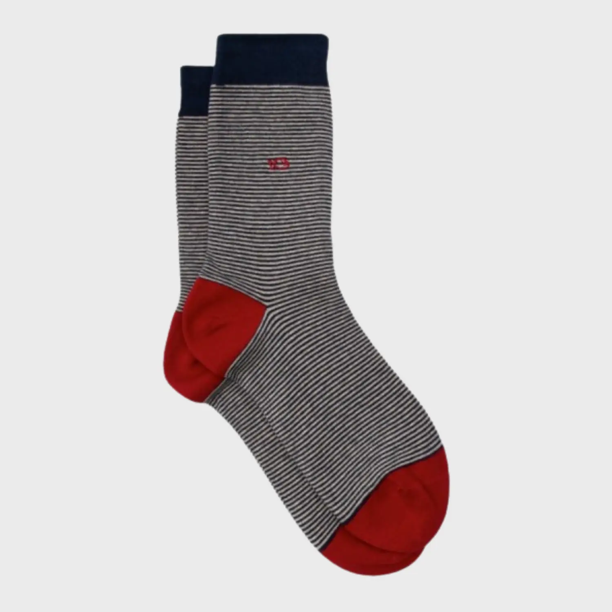 Chaussettes à fines rayures bleu marine et blanc, bord-côte marine, talon et pointe rouges, logo brodé rouge, posées à plat.