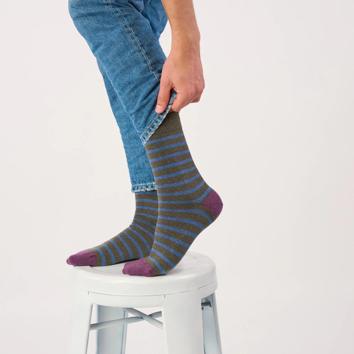 Chaussettes BillyBelt kaki rayées bleu portées avec un jean, revers remonté, vue de profil