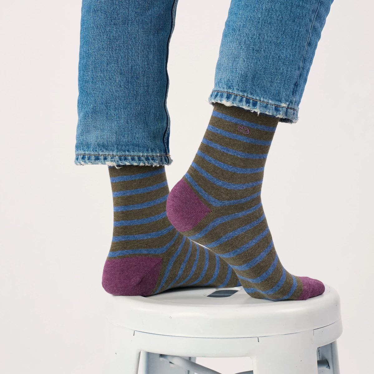 Chaussettes rayures kaki et bleu BillyBelt portées, vue arrière sur le talon prune et le logo brodé