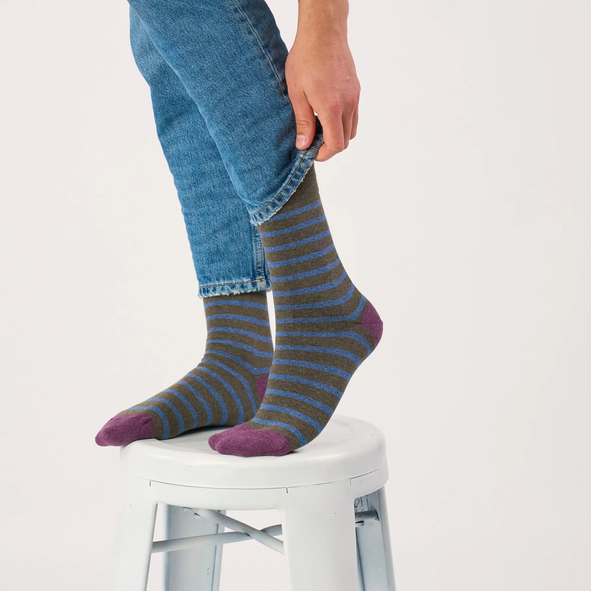 Chaussettes BillyBelt à rayures bleues sur fond kaki portées, vue de côté jusqu'à la pointe prune renforcée