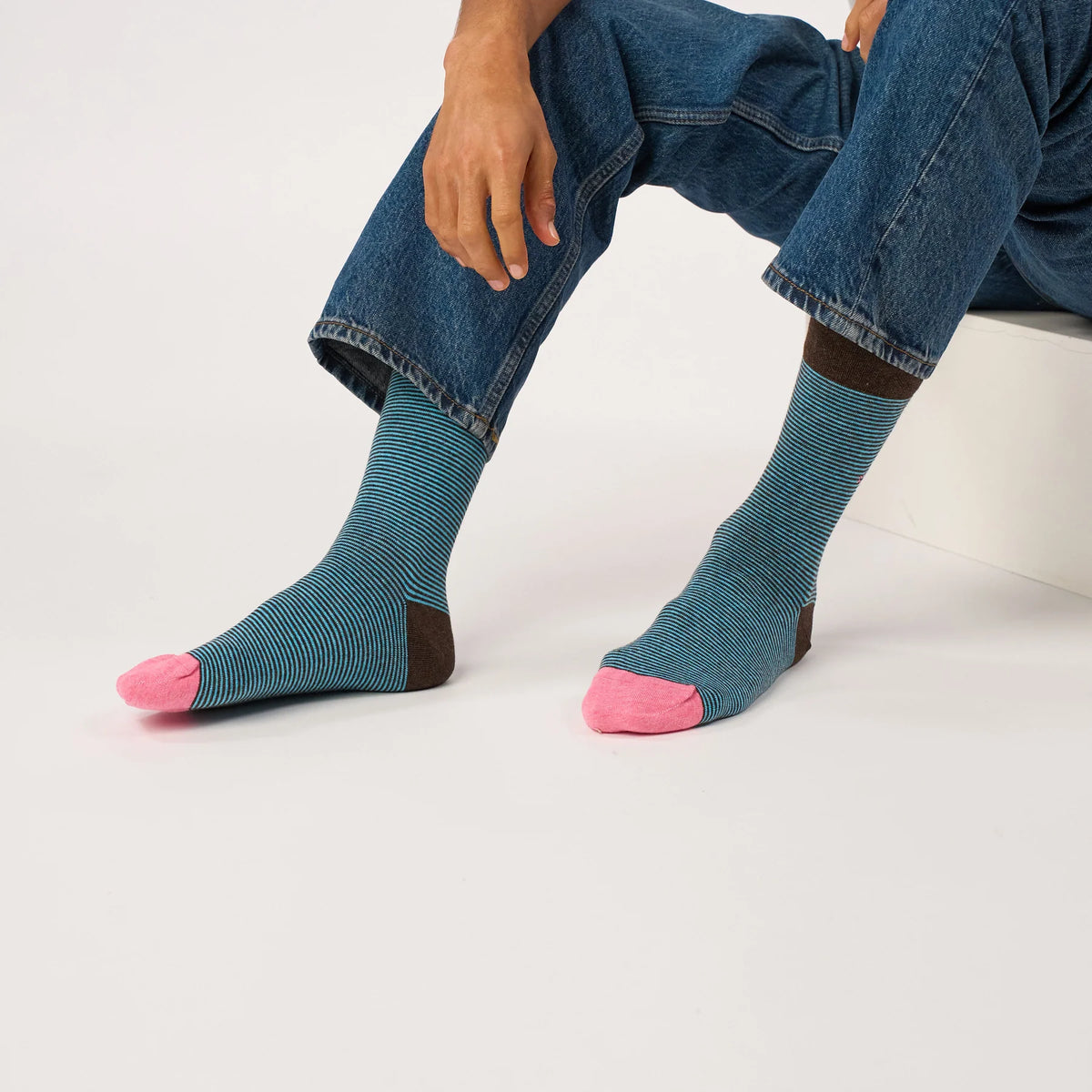 Paire rayée marron et bleu ciel portée avec un jean, vue de face, pointes roses et talons marron bien nets.