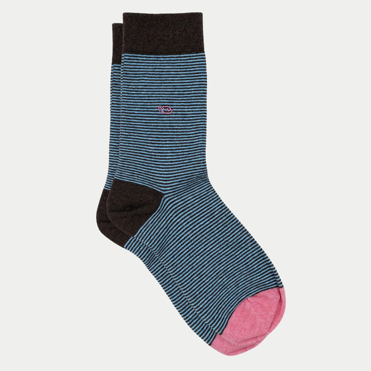 Chaussettes à fines rayures marron et bleu ciel, bord-côte et talon marron, pointe rose, poisson brodé rose, posées à plat.