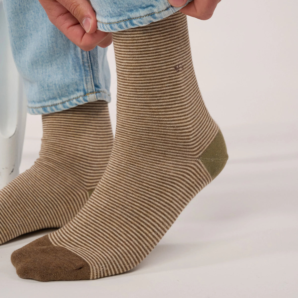 Gros plan sur les chaussettes rayures marron et écru BillyBelt, logo brodé et talon kaki
