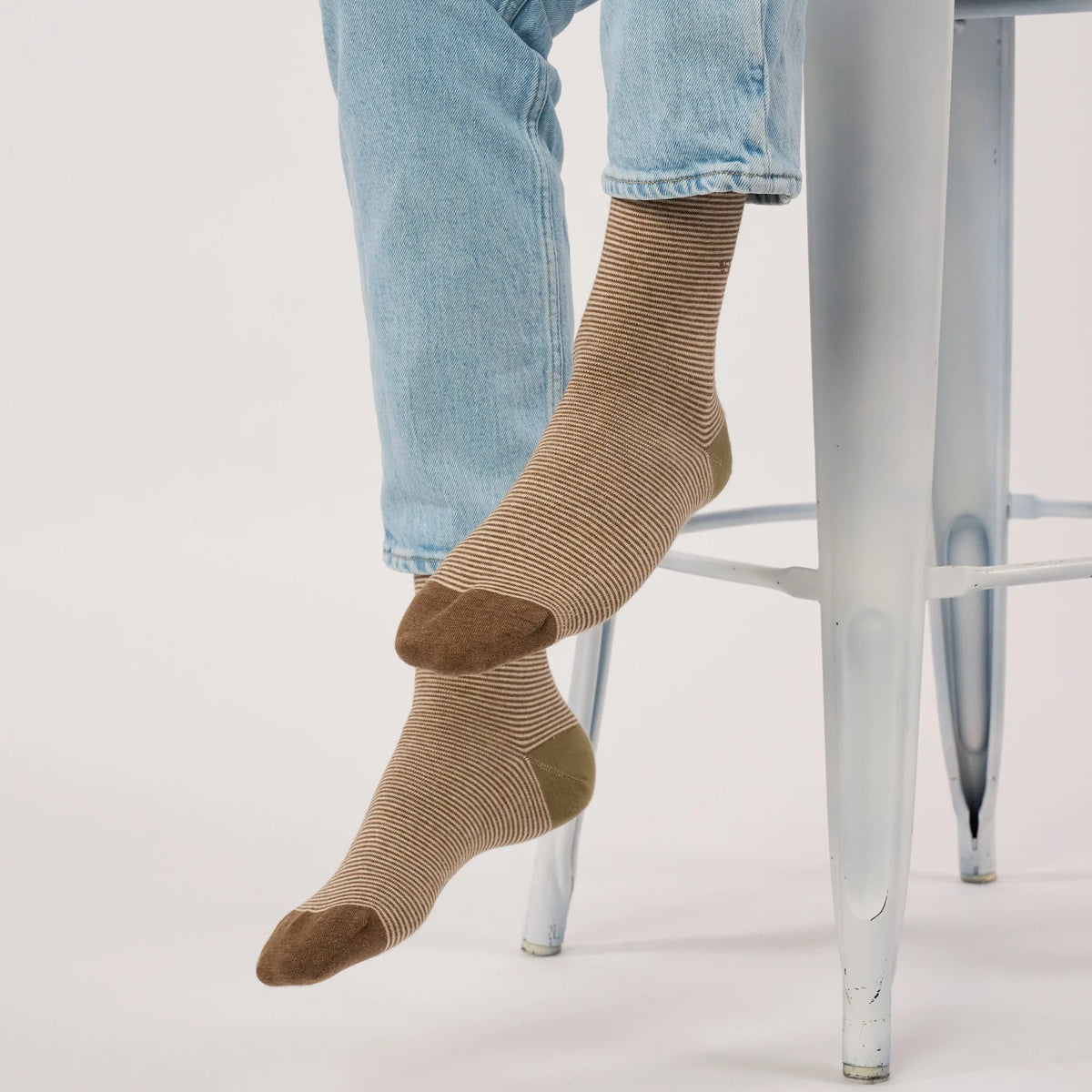 Chaussettes BillyBelt marron et écru vues de profil, pointe marron chiné et talon kaki