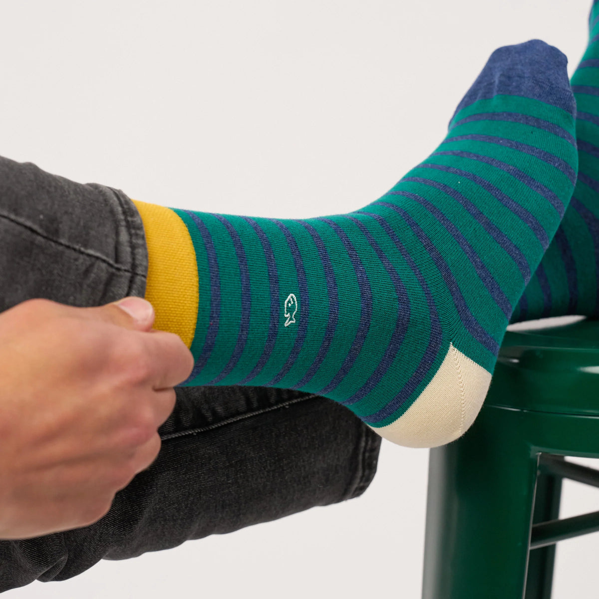 Gros plan sur le bord-côte jaune et le poisson brodé des chaussettes rayures vert et bleu BillyBelt