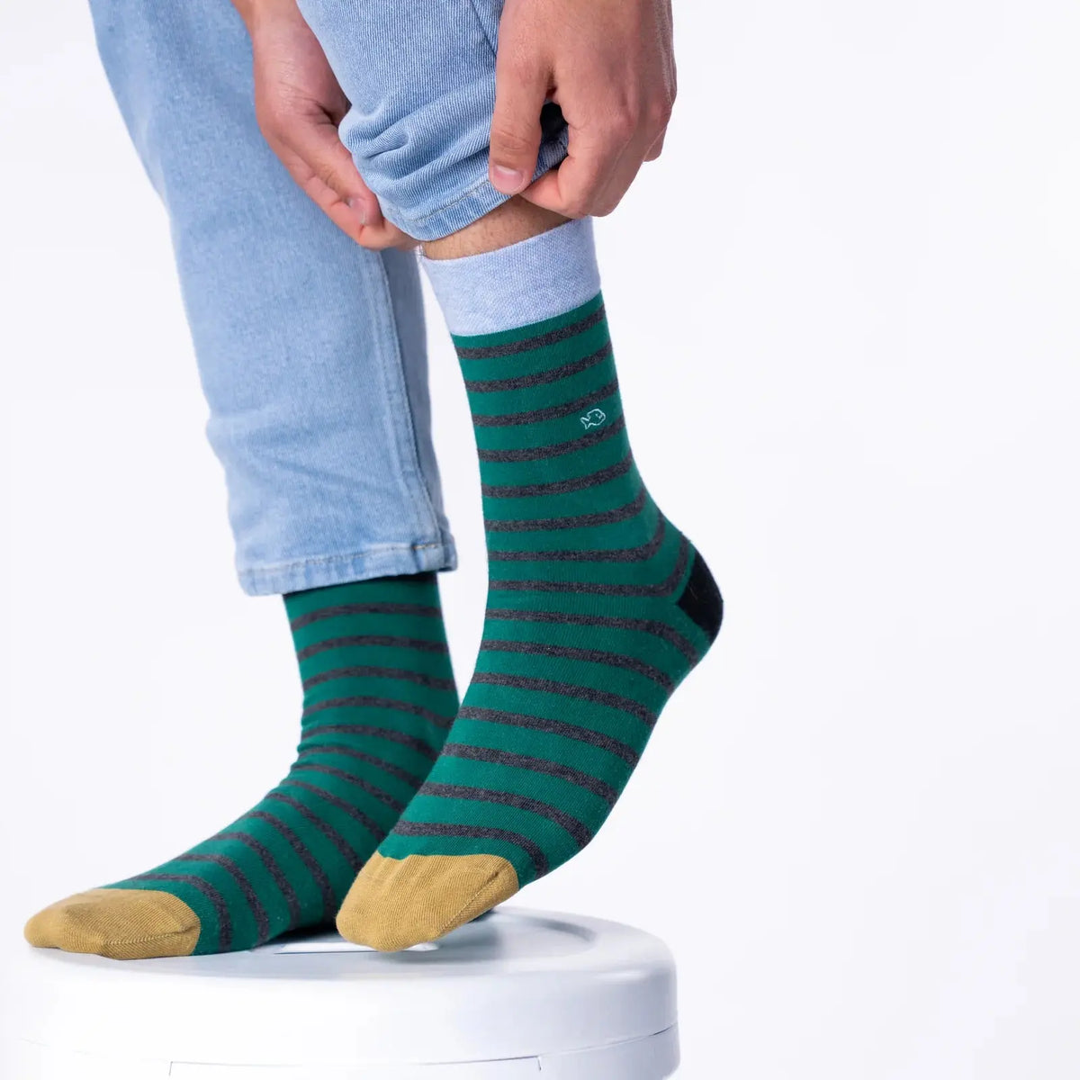 Paire vert sapin rayée anthracite portée debout, bord-côte bleu ciel et pointes moutarde bien nettes.