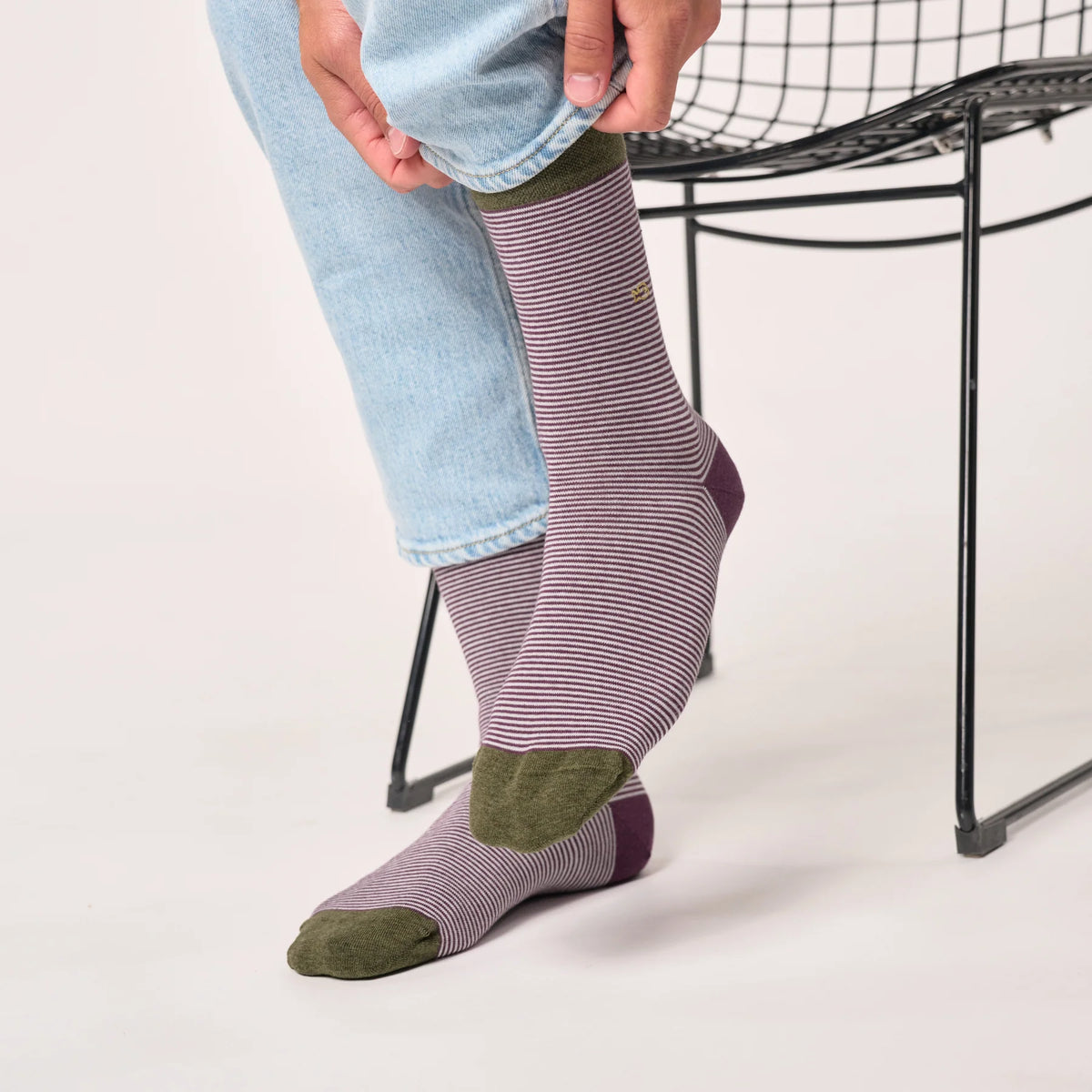 Chaussettes Rayures Violet & Kaki BillyBelt portées de profil, revers et pointe kaki sous un jean remonté