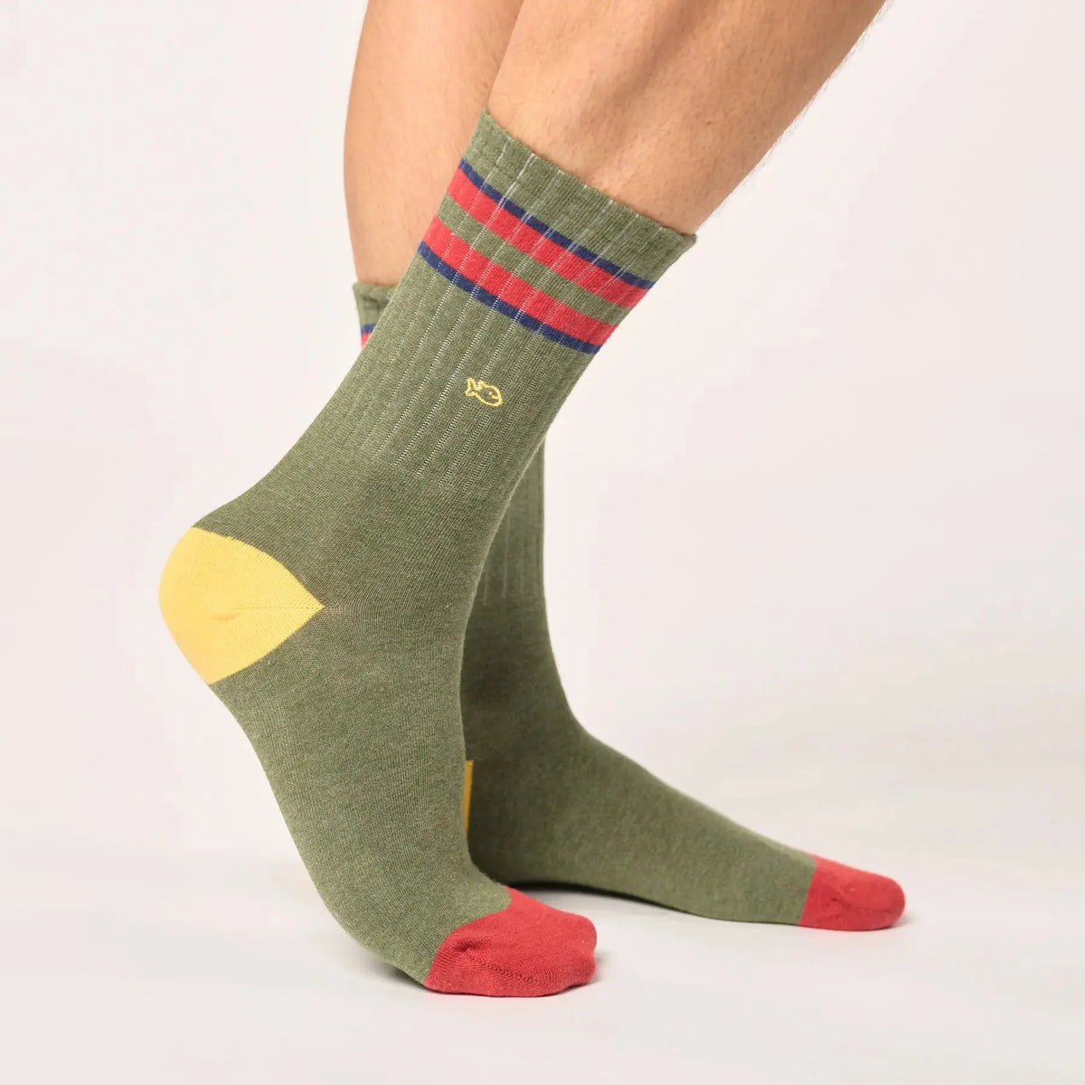 Chaussette kaki vue de profil, poisson brodé jaune sur la tige côtelée, talon jaune et pointe rouge vif.