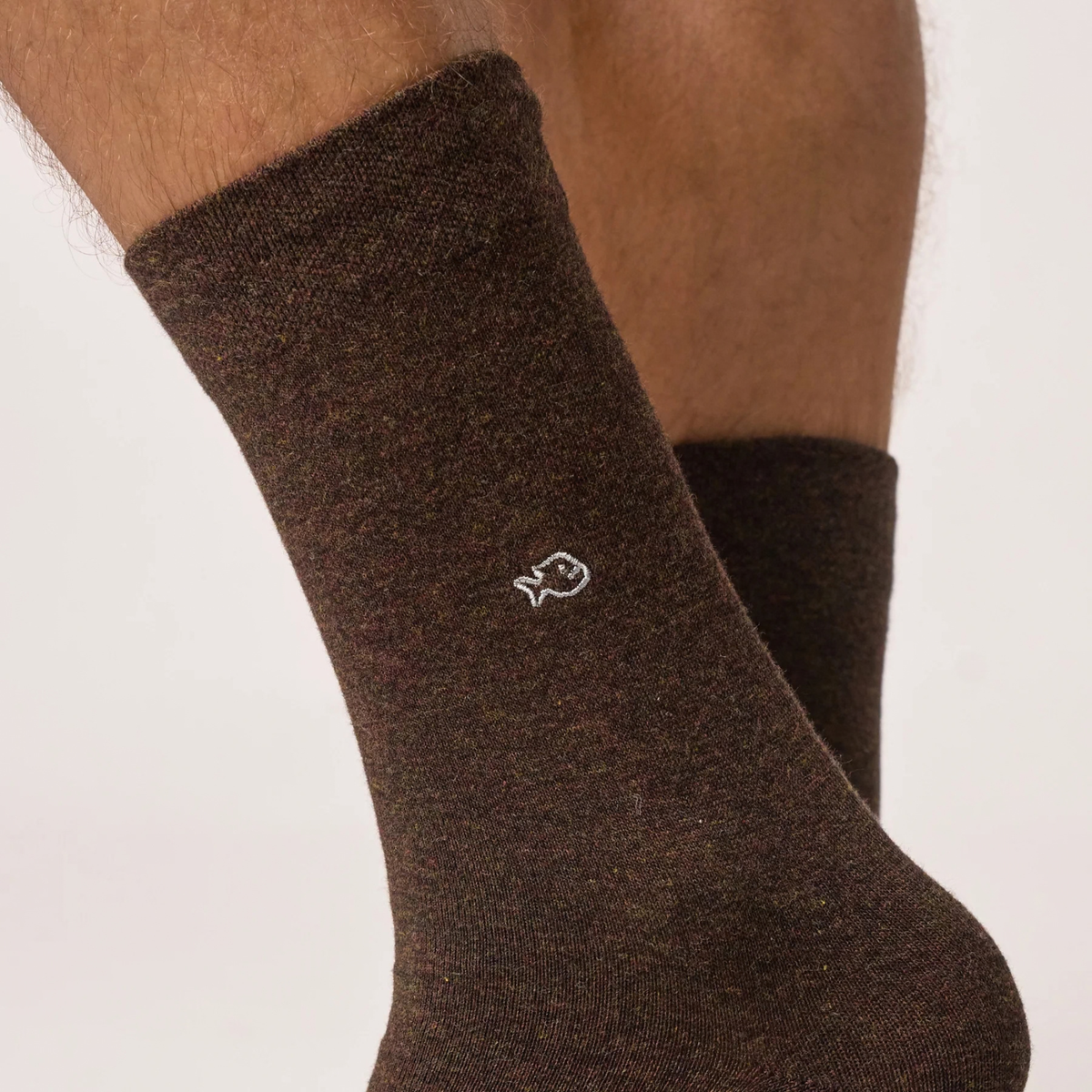 Gros plan sur la maille brune chinée et le poisson brodé blanc des chaussettes BillyBelt Châtaigne