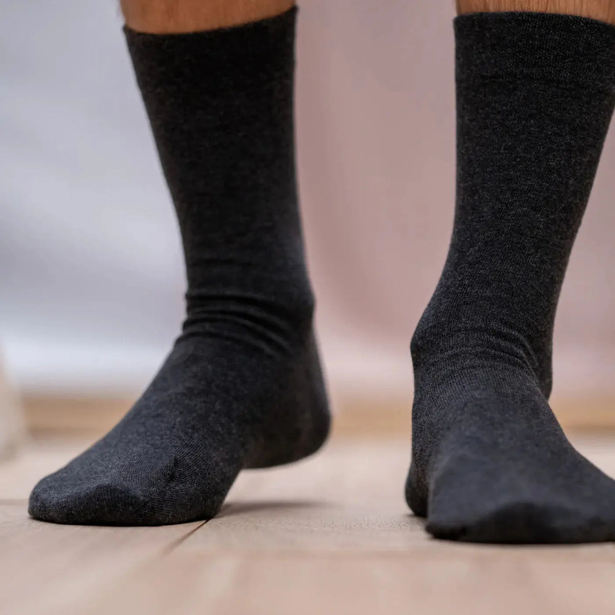 Chaussettes gris souris portées de face, pointes et cous-de-pied en maille fine