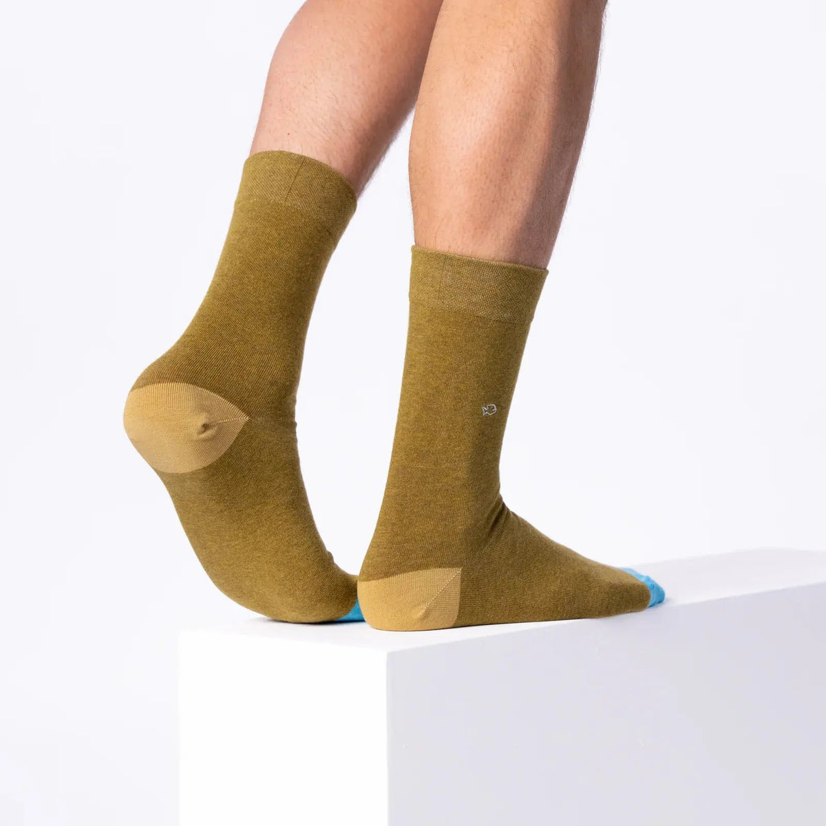 Chaussettes vert olive vues de dos, talons beige sable et tiges à bord-côte