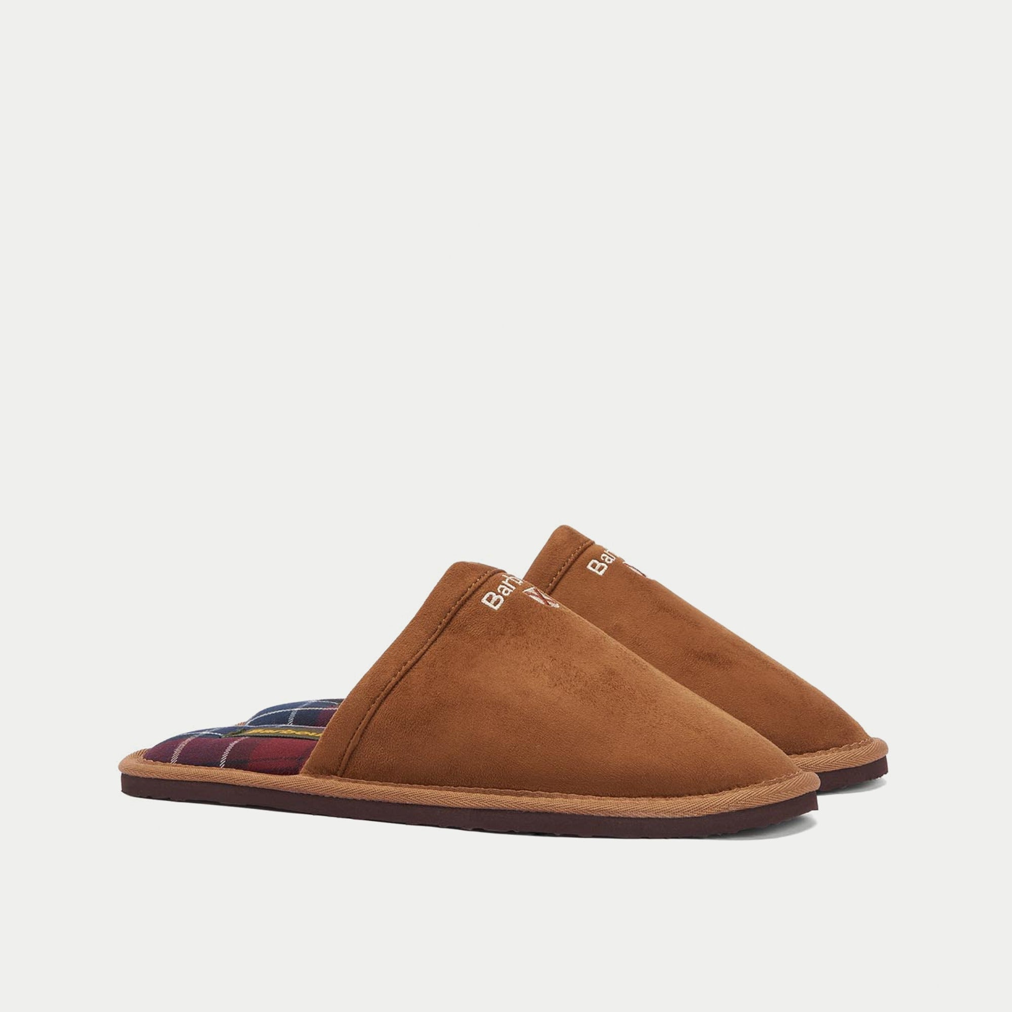 Chaussons Everitt Camel Barbour, paire vue de trois quarts arrière, suédine camel et doublure tartan bordeaux