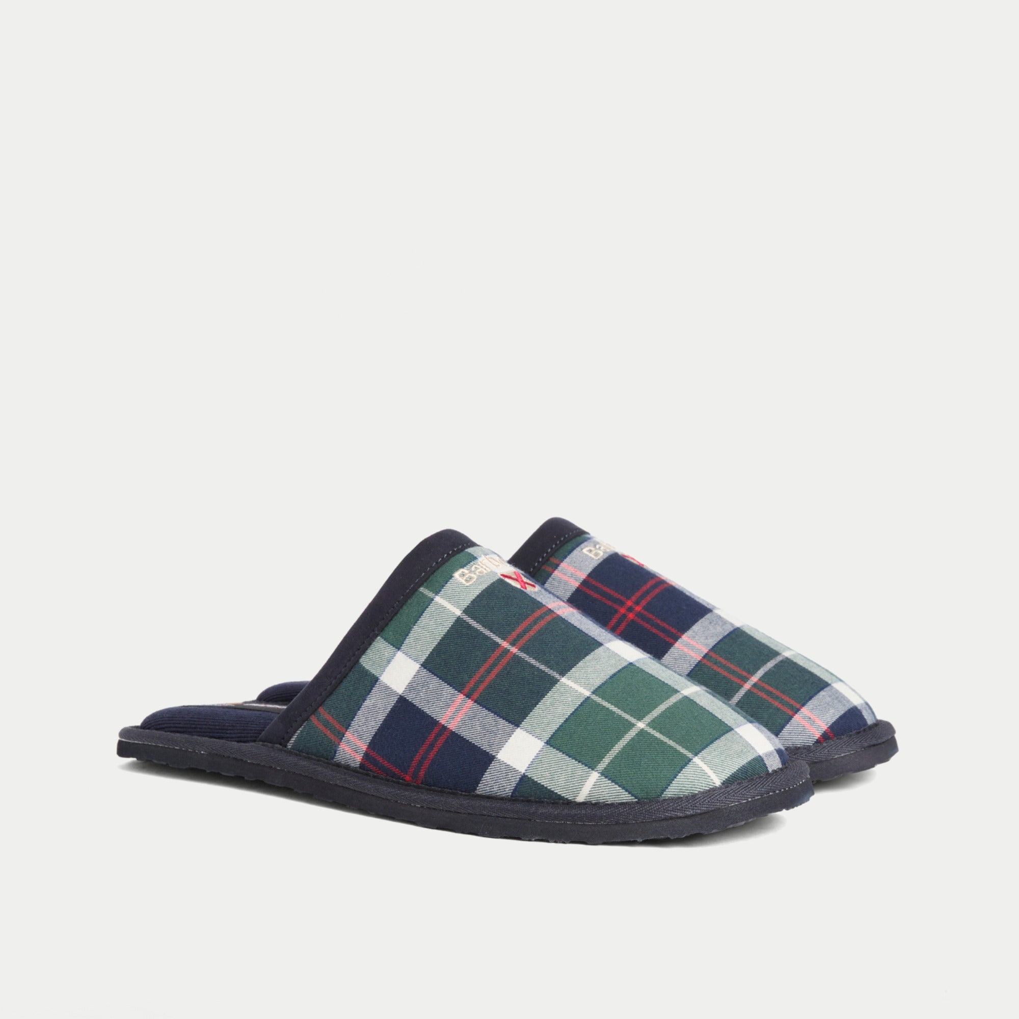 Chaussons Everitt Tartan vert Barbour, paire de trois quarts avant, tartan vert sapin et marine à lignes rouges, bordure marine