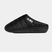 Chausson matelassé noir en nylon, logo SUBU brodé en blanc et semelle noire épaisse, vu de profil