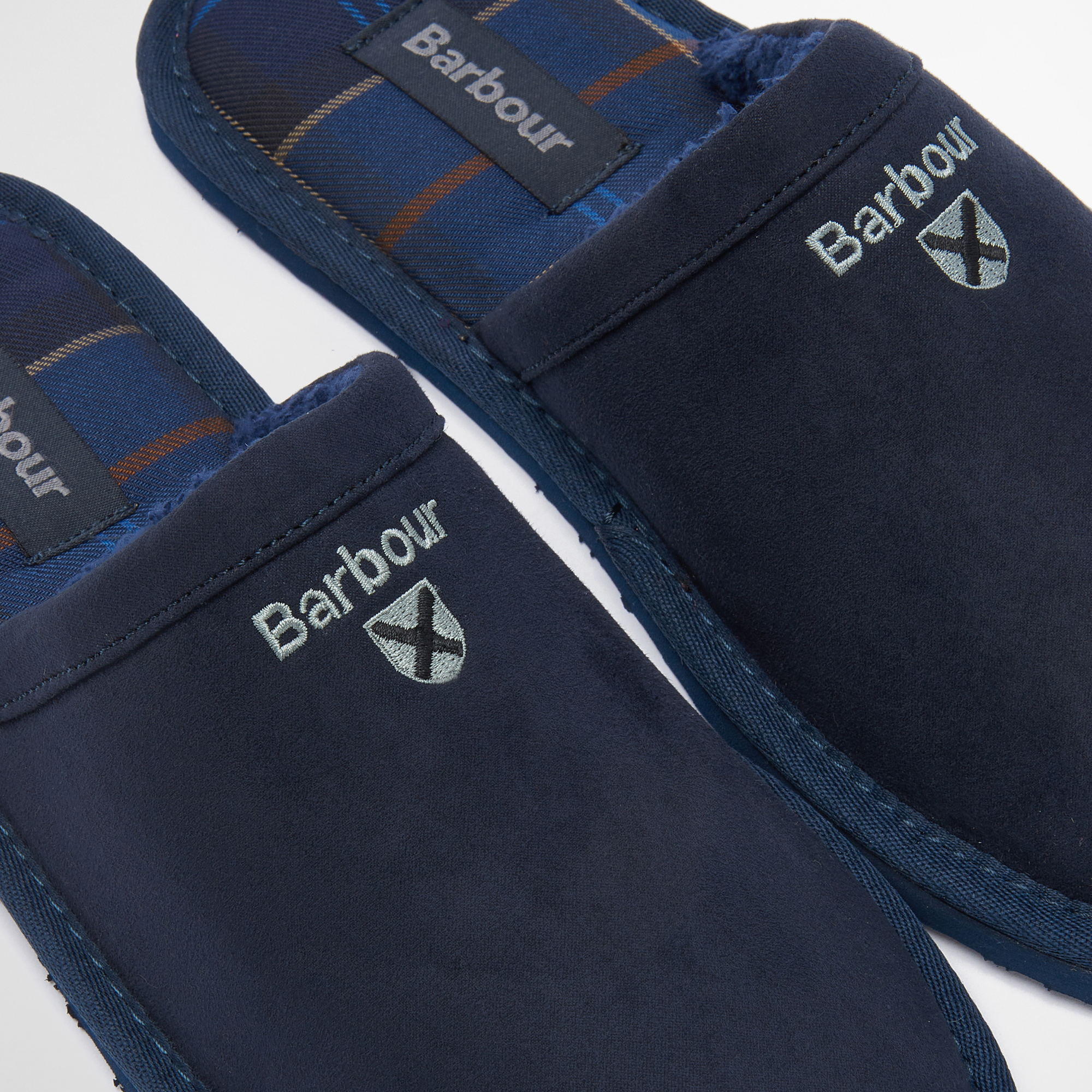 Détail de la broderie Barbour et du blason Saltire sur le chausson Everitt marine, première tartan