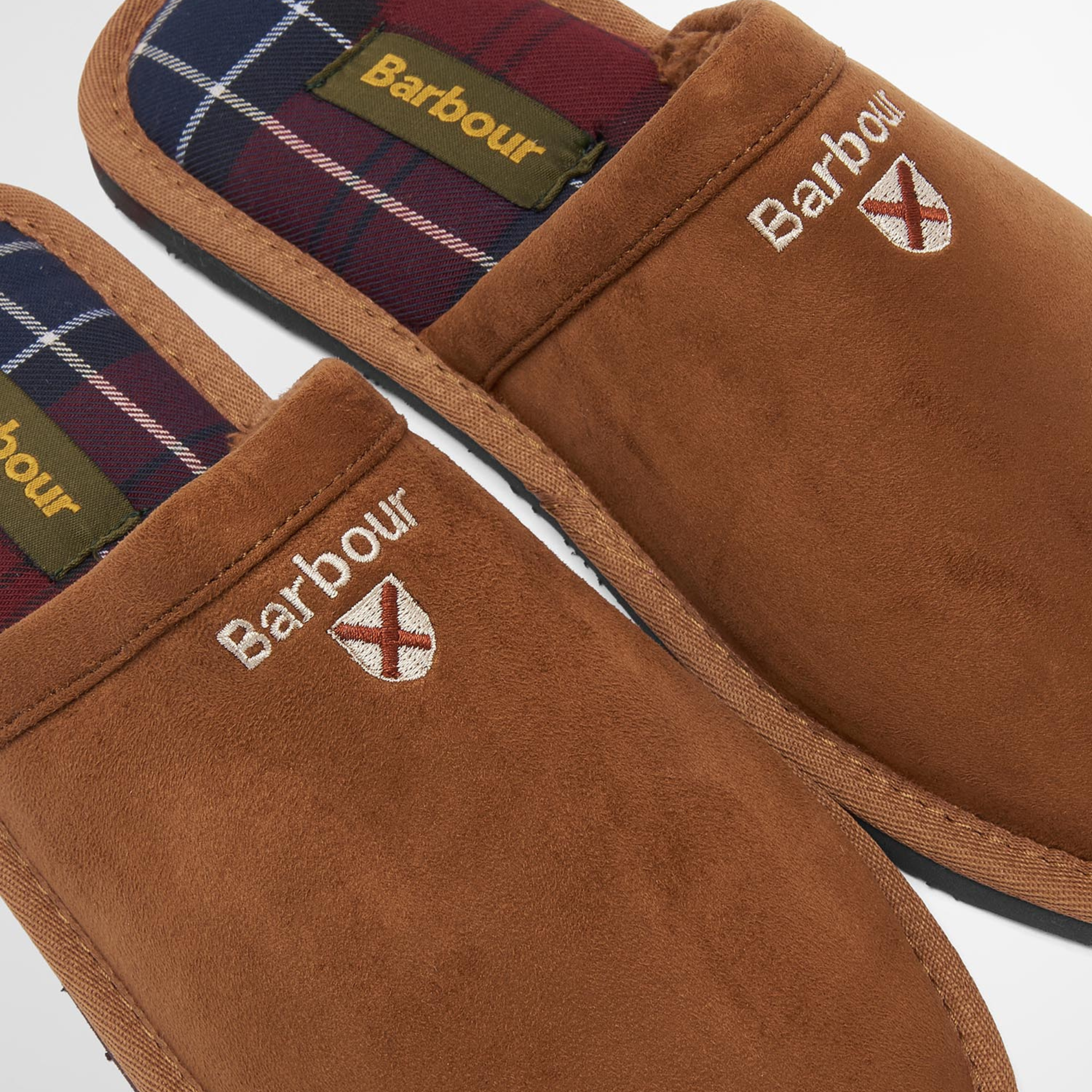 Gros plan sur la broderie Barbour et le blason Saltire du chausson Everitt Camel, doublure tartan