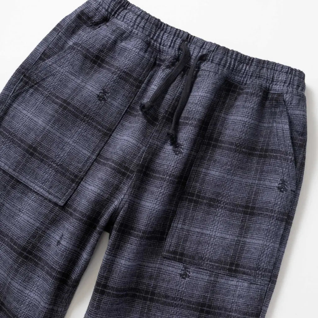 Détail de la taille du Chef Pant, cordon de serrage noir et grande poche plaquée sur la cuisse