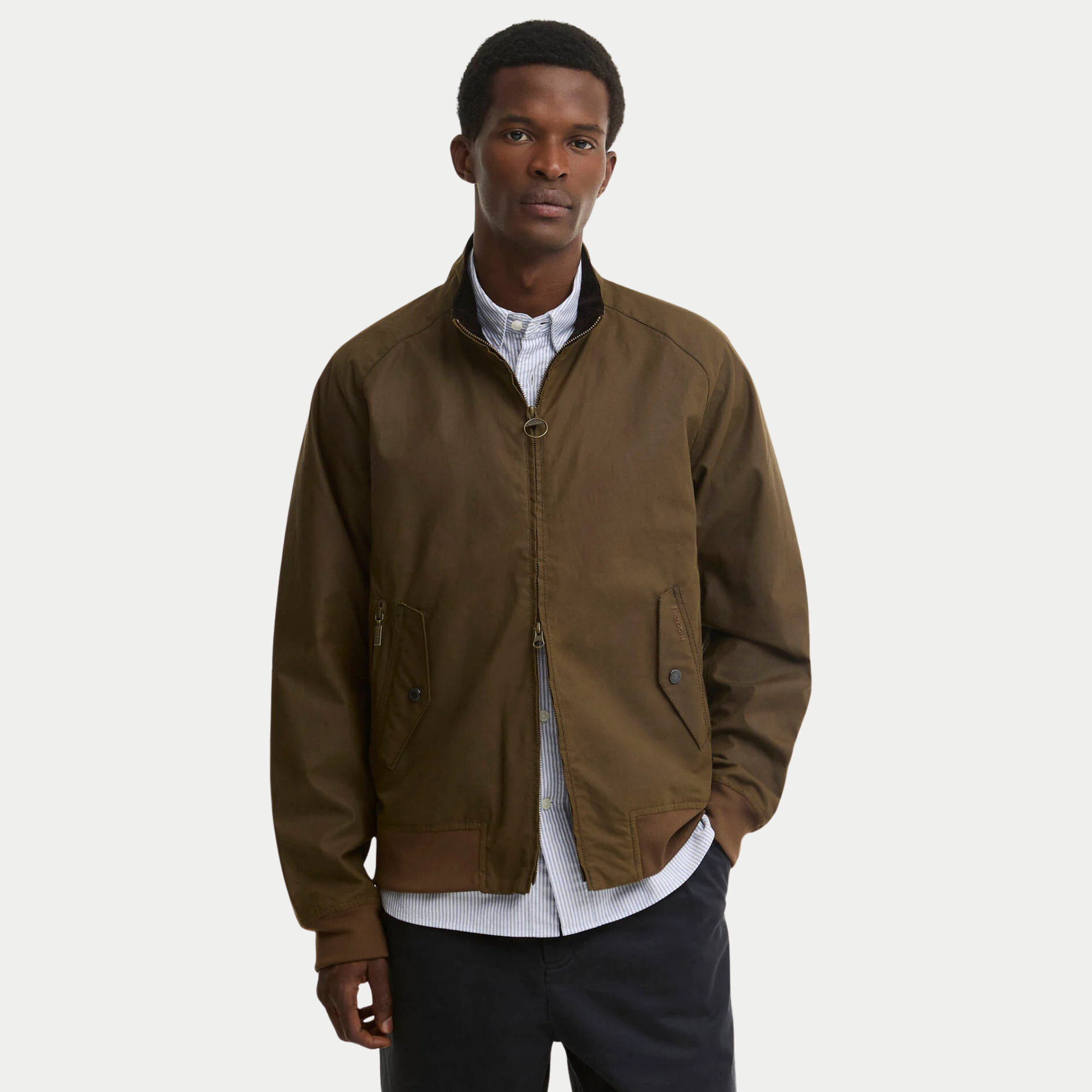 Blouson ciré Chelsea marron Barbour porté ouvert, col intérieur en velours côtelé et bord-côtes aux poignets