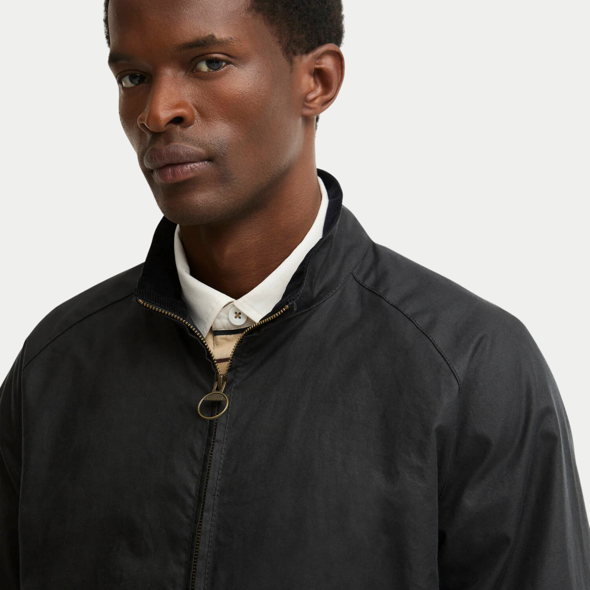 Blouson ciré Chelsea Marine Barbour col ouvert, doublure de col côtelée marine et zip métal à tirant anneau
