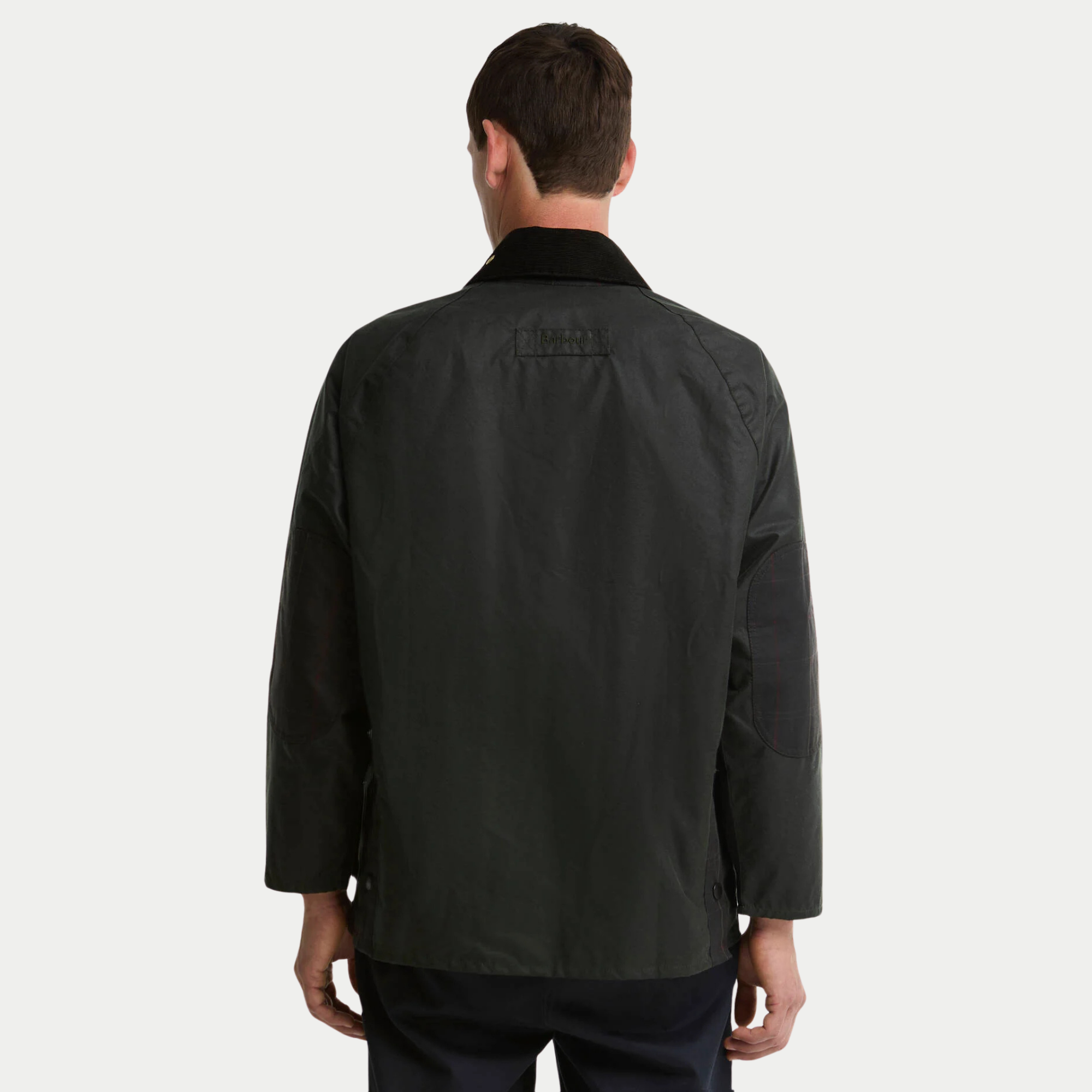 Dos de la veste Icons Bedale Patch Sage Barbour porté : coudière en toile cirée tartan et étiquette Barbour brodée