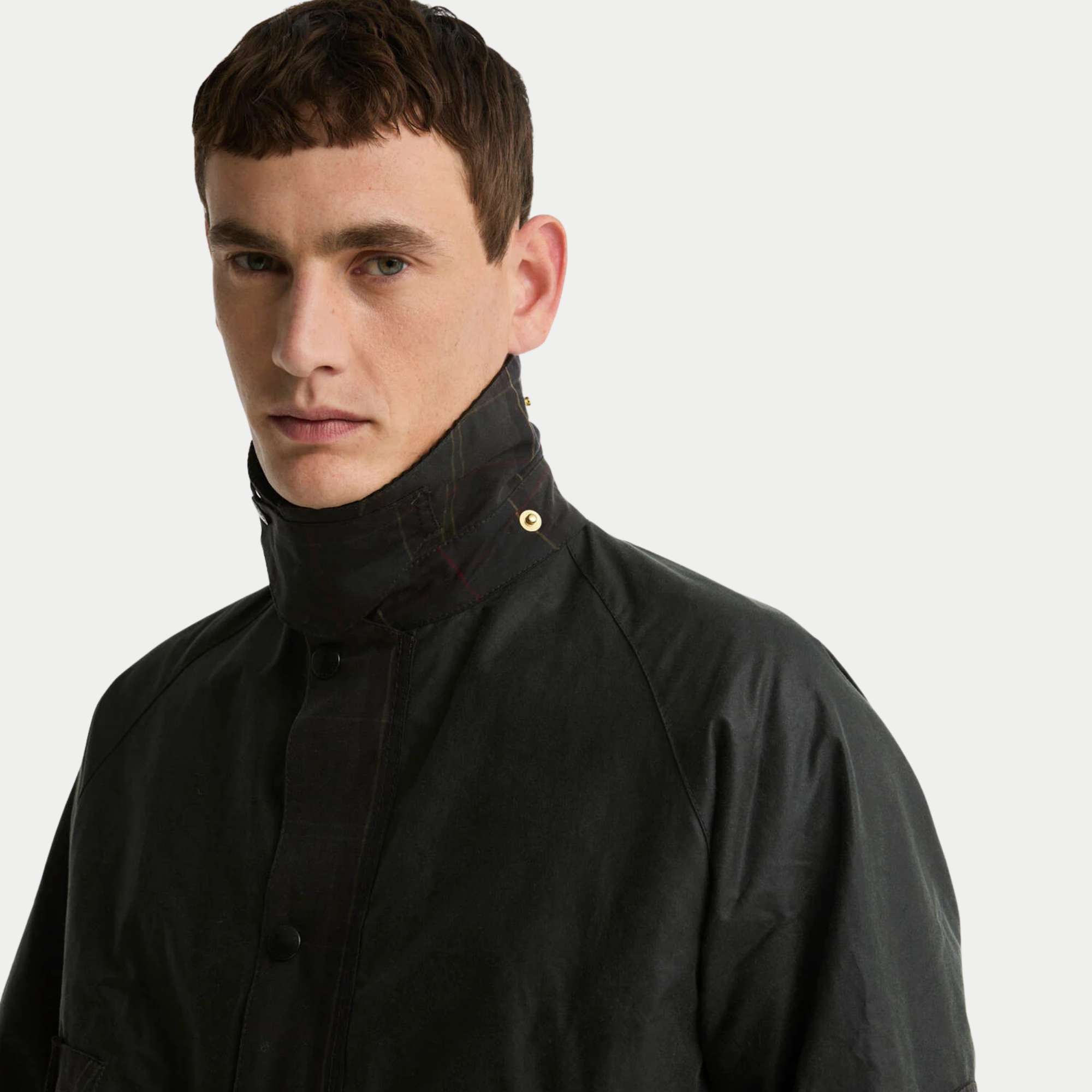 Col relevé et fermé de la veste Icons Bedale Patch Sage Barbour, doublure de col en tartan ciré et pression laiton