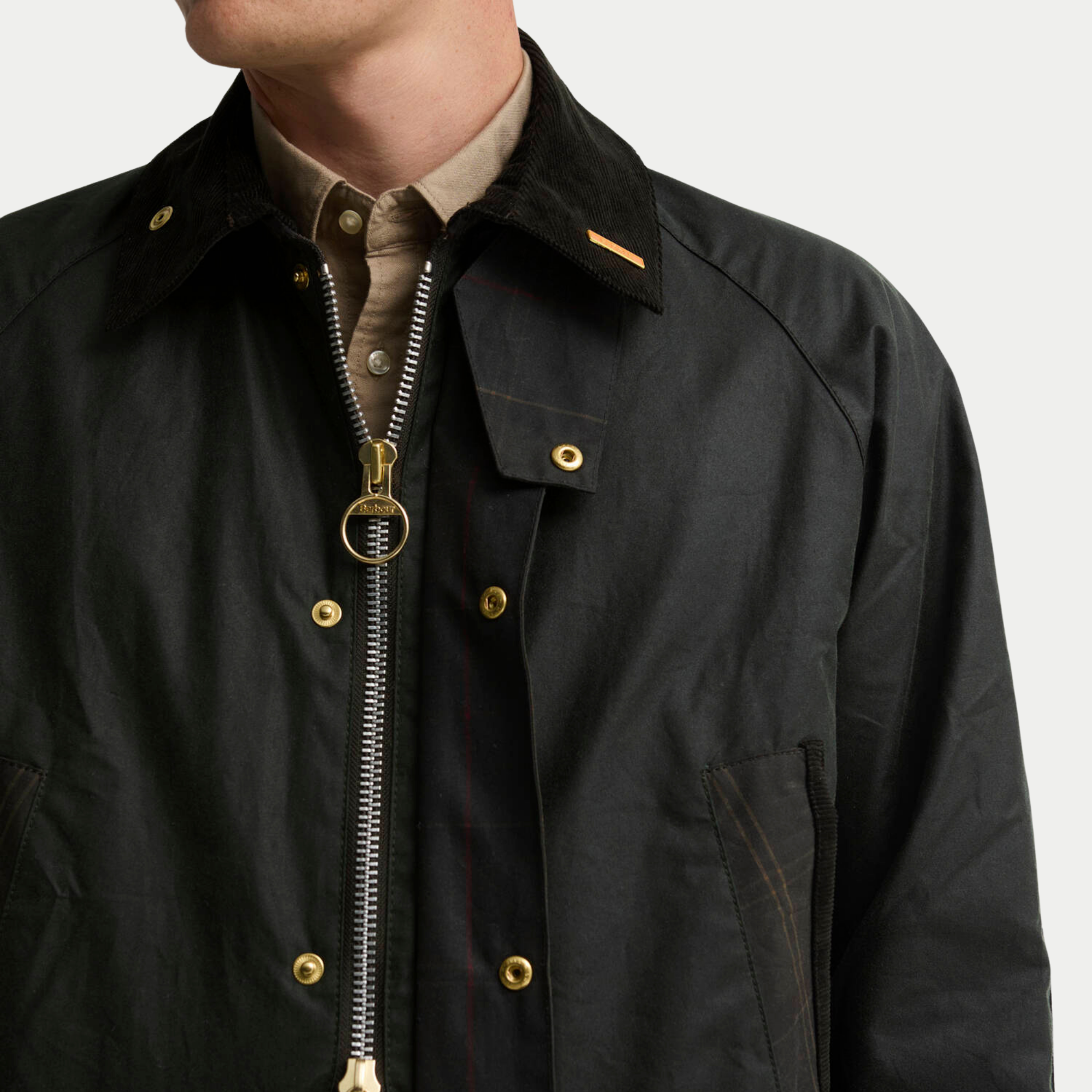Détail buste de la veste Icons Bedale Patch Sage Barbour : zip laiton à anneau, poche chauffe-mains bordée de velours côtelé