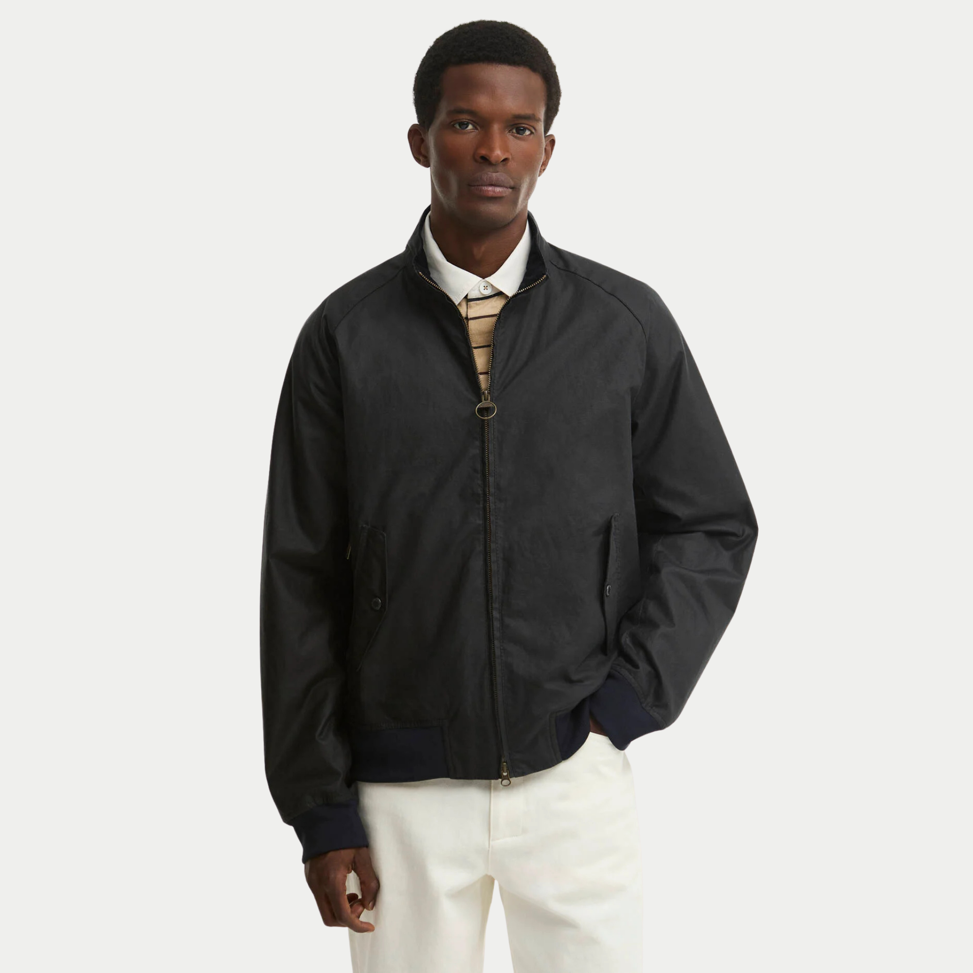 Blouson ciré Chelsea Marine Barbour porté ouvert de face, coupe courte à bord-côte de taille et poignets côtelés