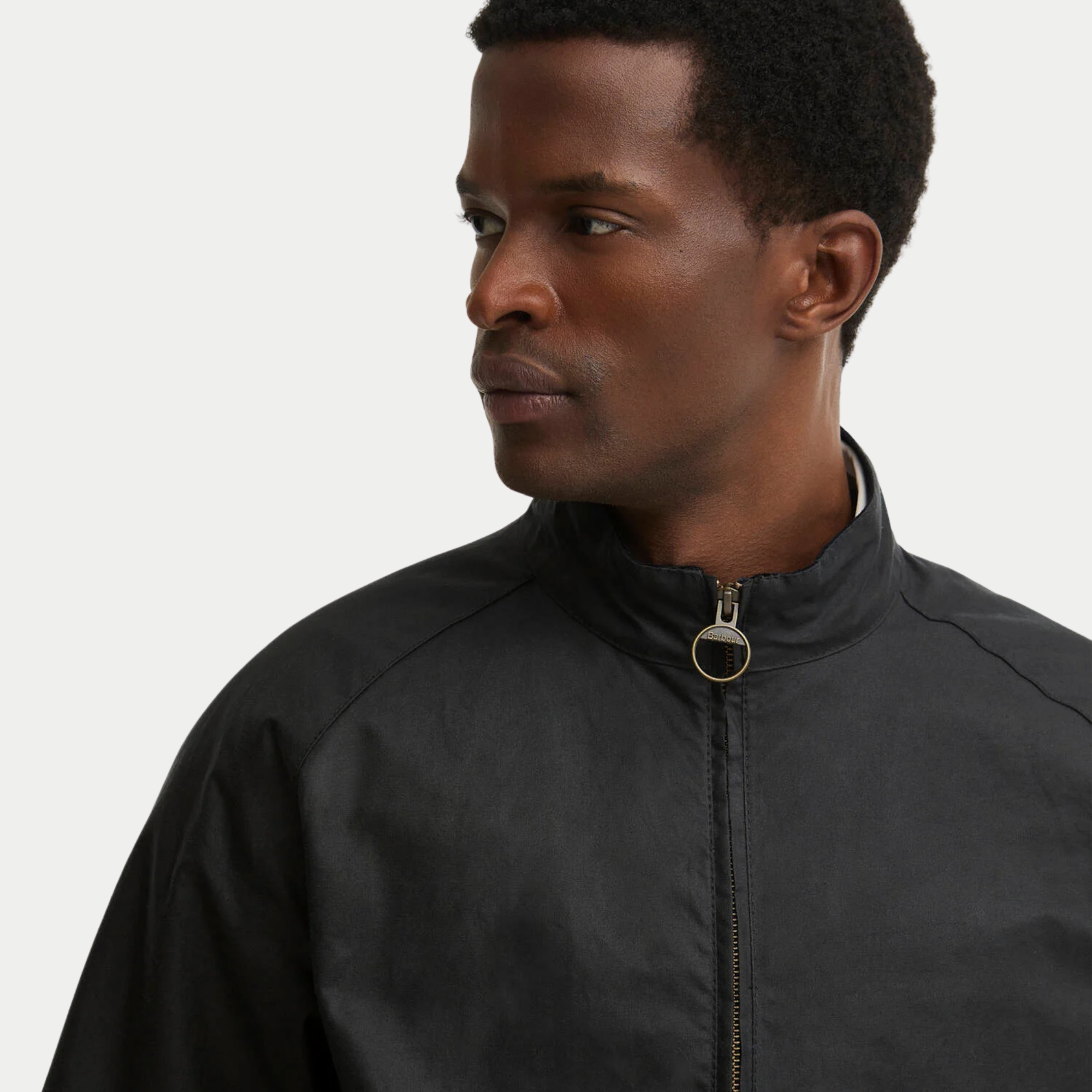 Col montant fermé du blouson ciré Chelsea Marine Barbour, tirant de zip anneau en laiton gravé Barbour