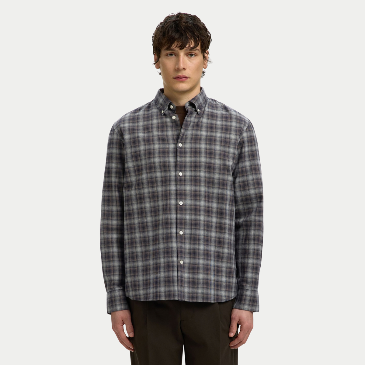 Chemise à carreaux ombrés bleu marine et marron Selected Homme portée boutonnée, vue de face