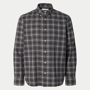 Chemise à carreaux Selected Homme bleu marine et marron sur fond gris, col boutonné, vue de face à plat