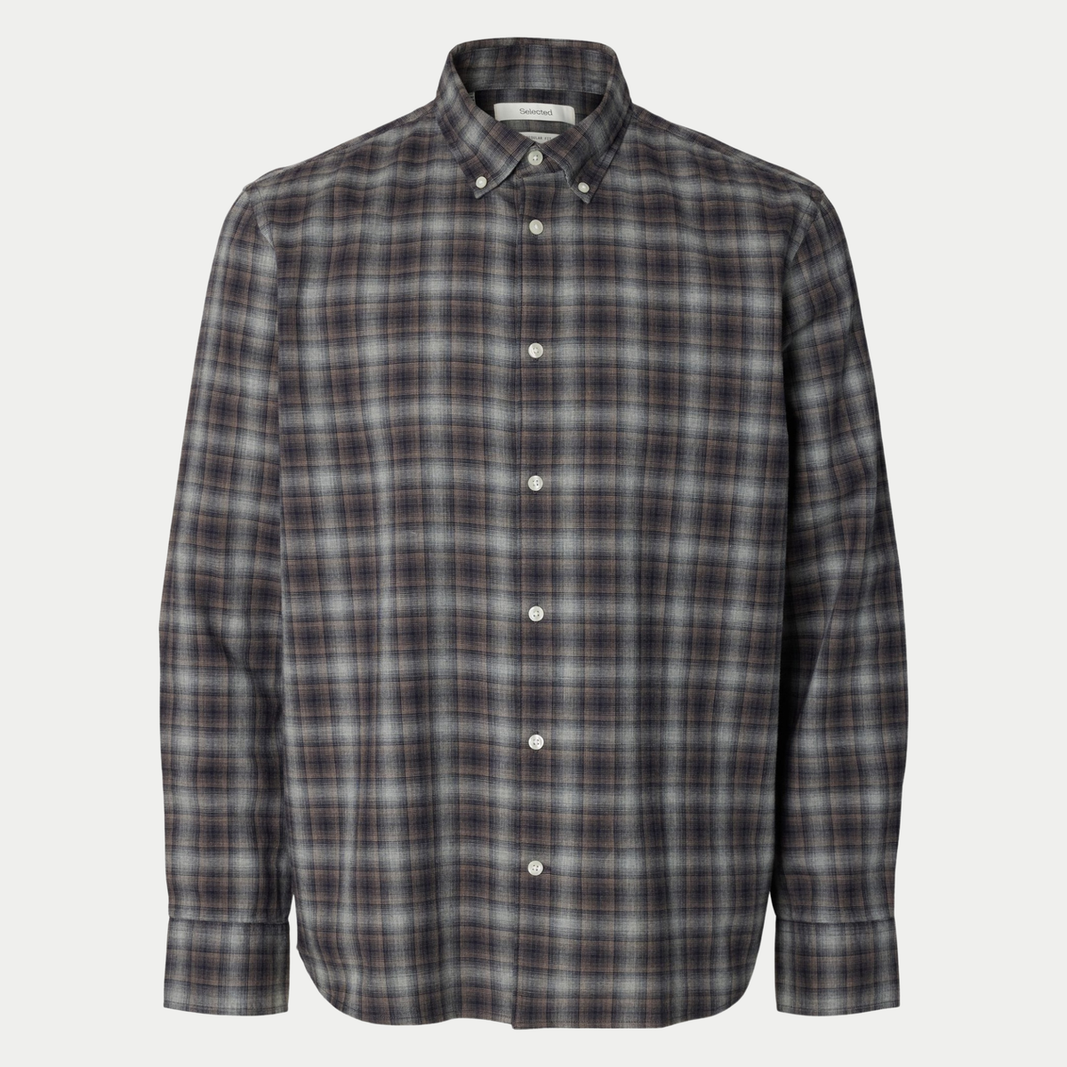 Chemise à carreaux Selected Homme bleu marine et marron sur fond gris, col boutonné, vue de face à plat