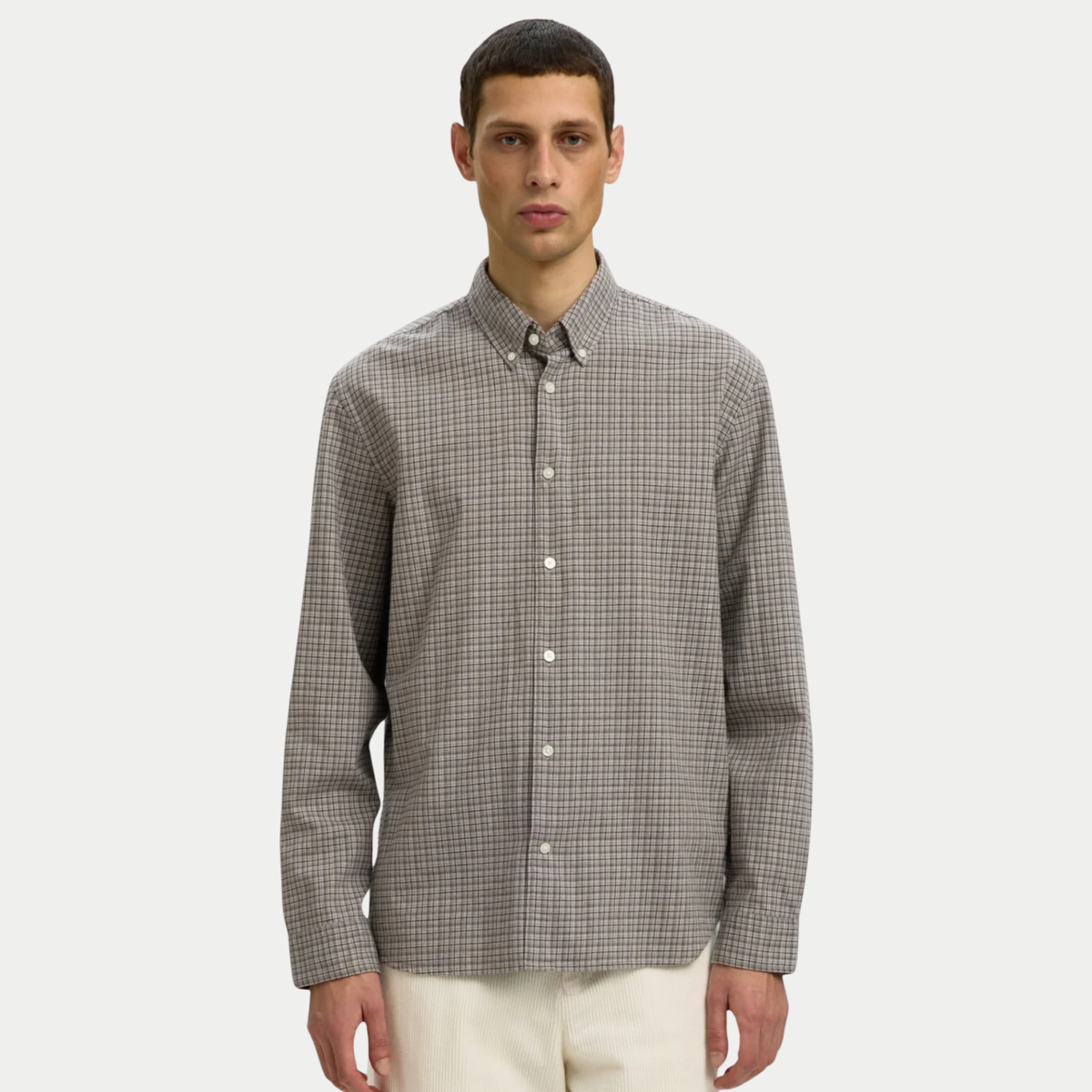 Chemise à carreaux Paloma Selected Homme portée boutonnée, coupe regular, avec un pantalon en velours écru