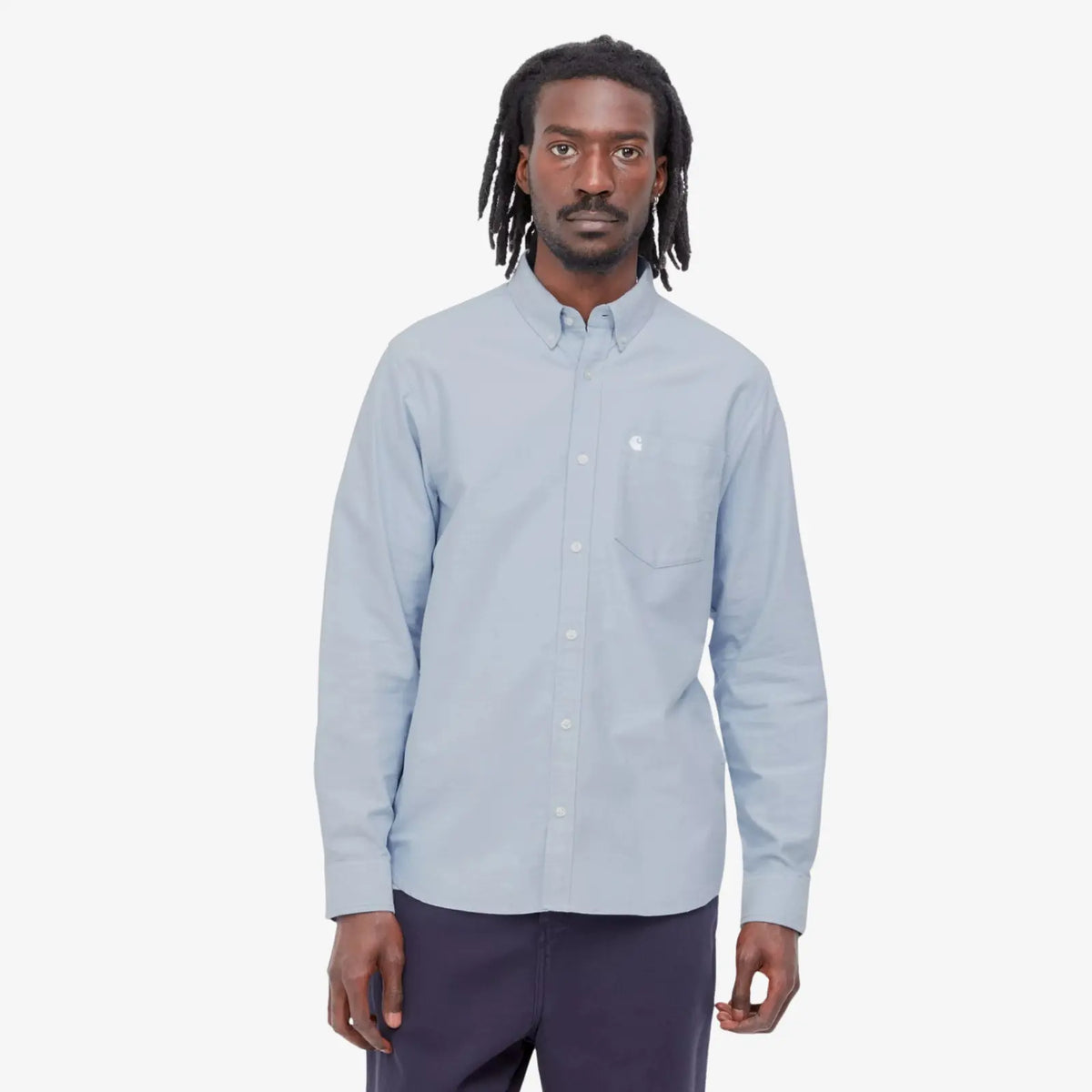 Chemise C-Logo Carhartt WIP portée de face, Oxford bleu ciel Bleach, col boutonné et logo C sur la poche