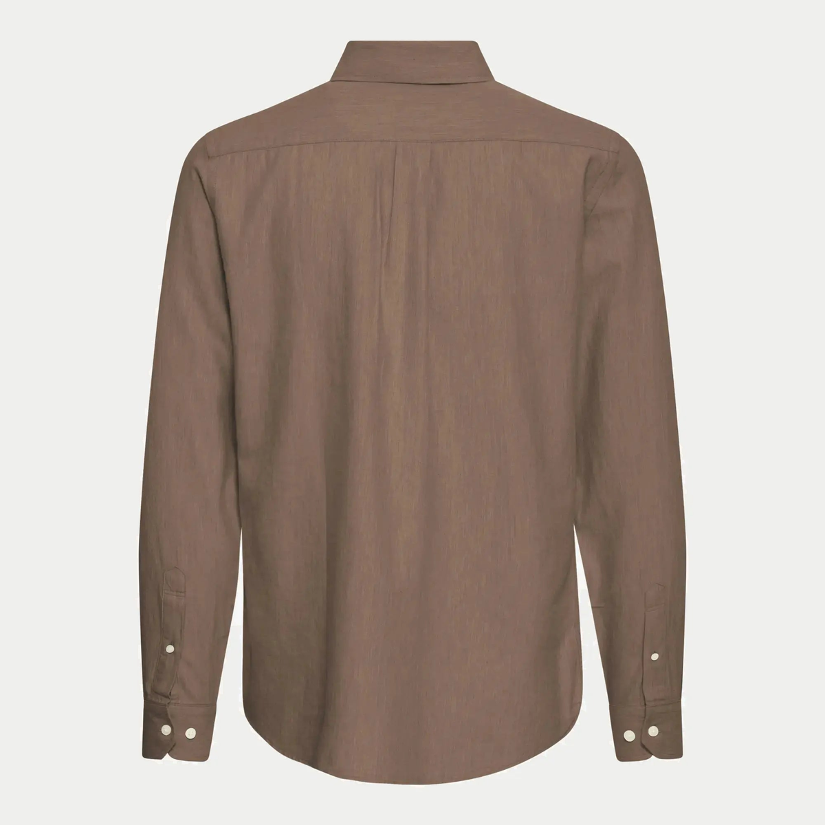 Dos de la chemise en lin marron : empiècement d'épaules, pli central et bas arrondi