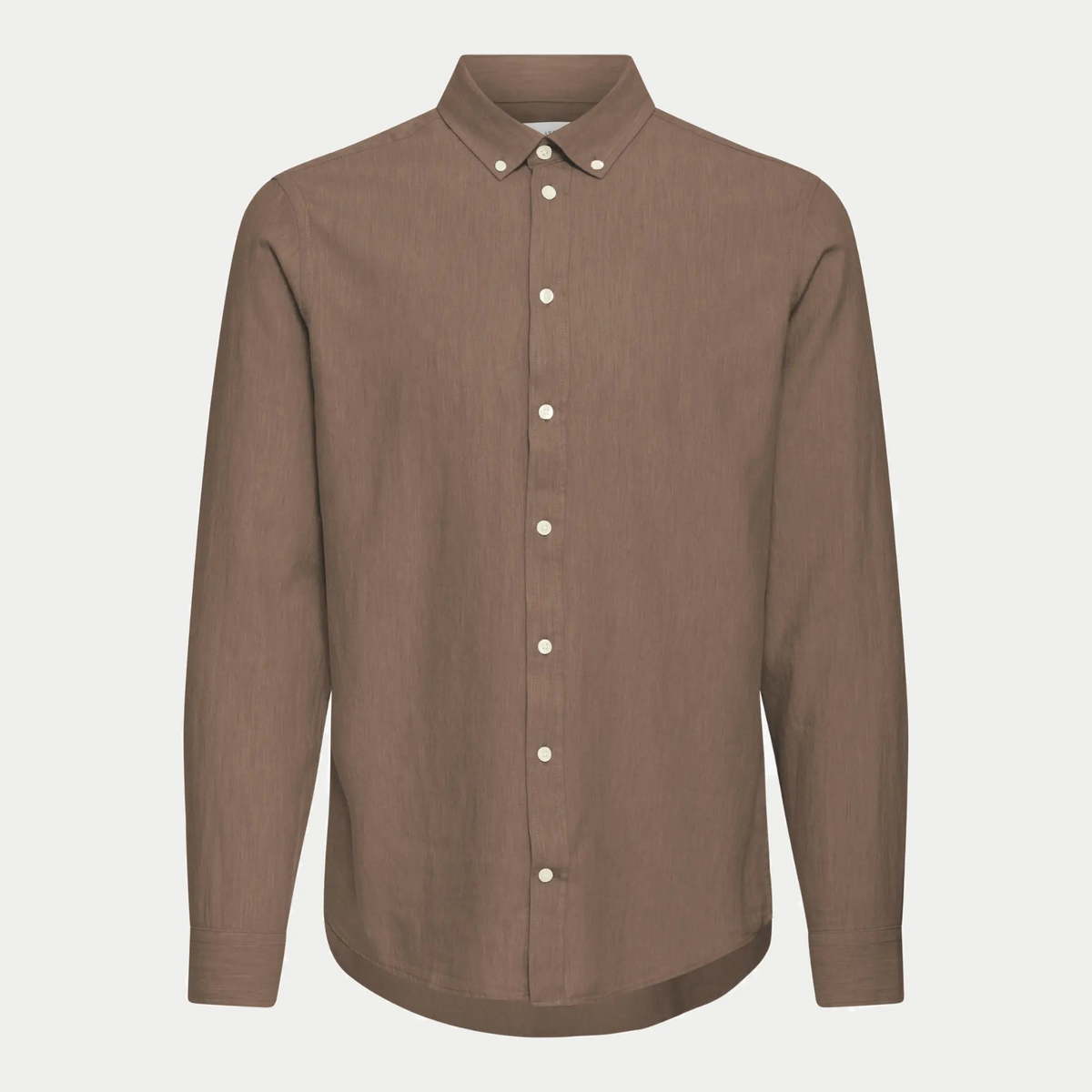 Chemise en lin marron à plat, col boutonné, patte de boutonnage et boutons blancs