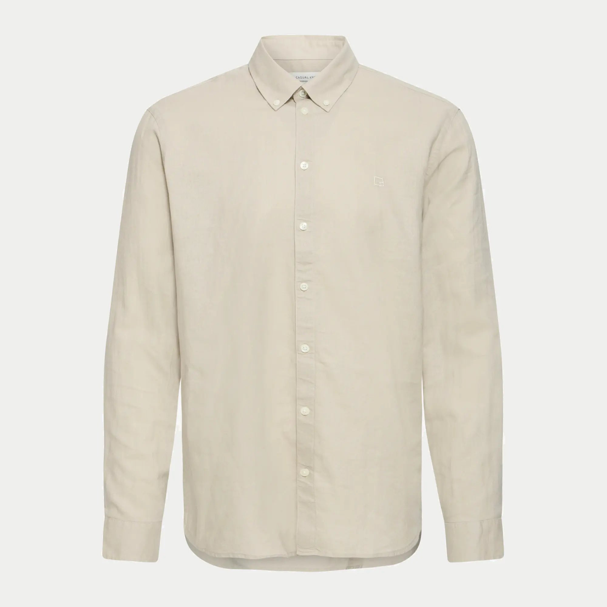 Chemise en lin naturel beige à plat, col boutonné et petit logo brodé sur la poitrine