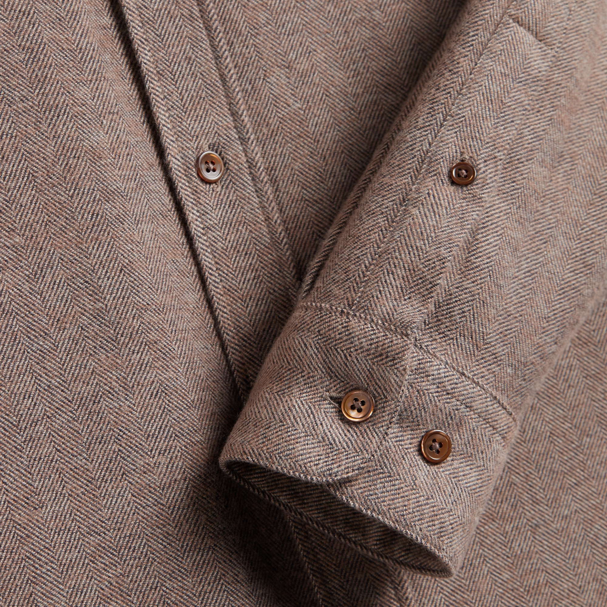 Poignet boutonné et patte de manche de la chemise Espiga Marron