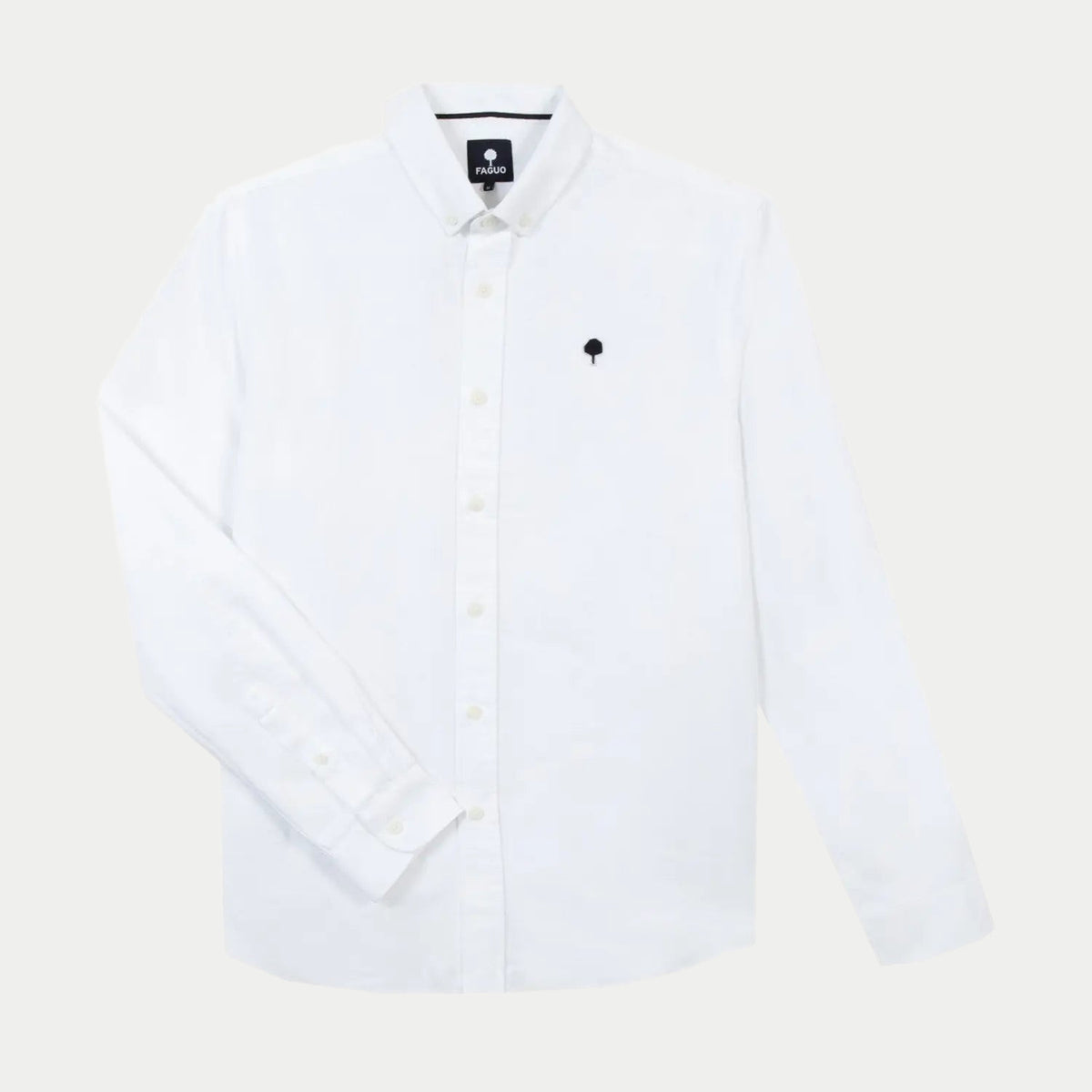 Chemise Ivoy blanche Faguo à plat, col boutonné et logo arbre noir brodé sur la poitrine