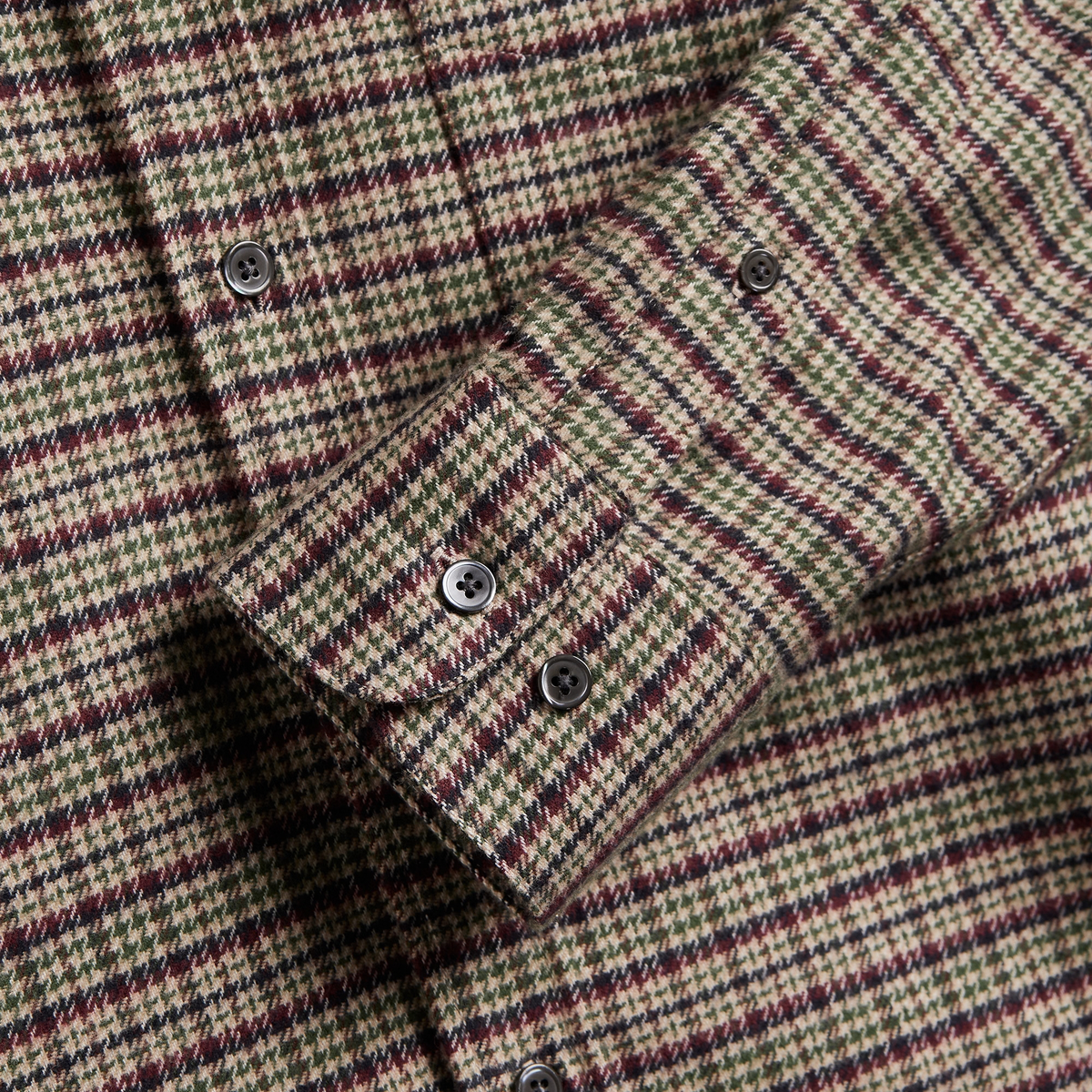 Poignet boutonné et micro-carreaux de la chemise Feno