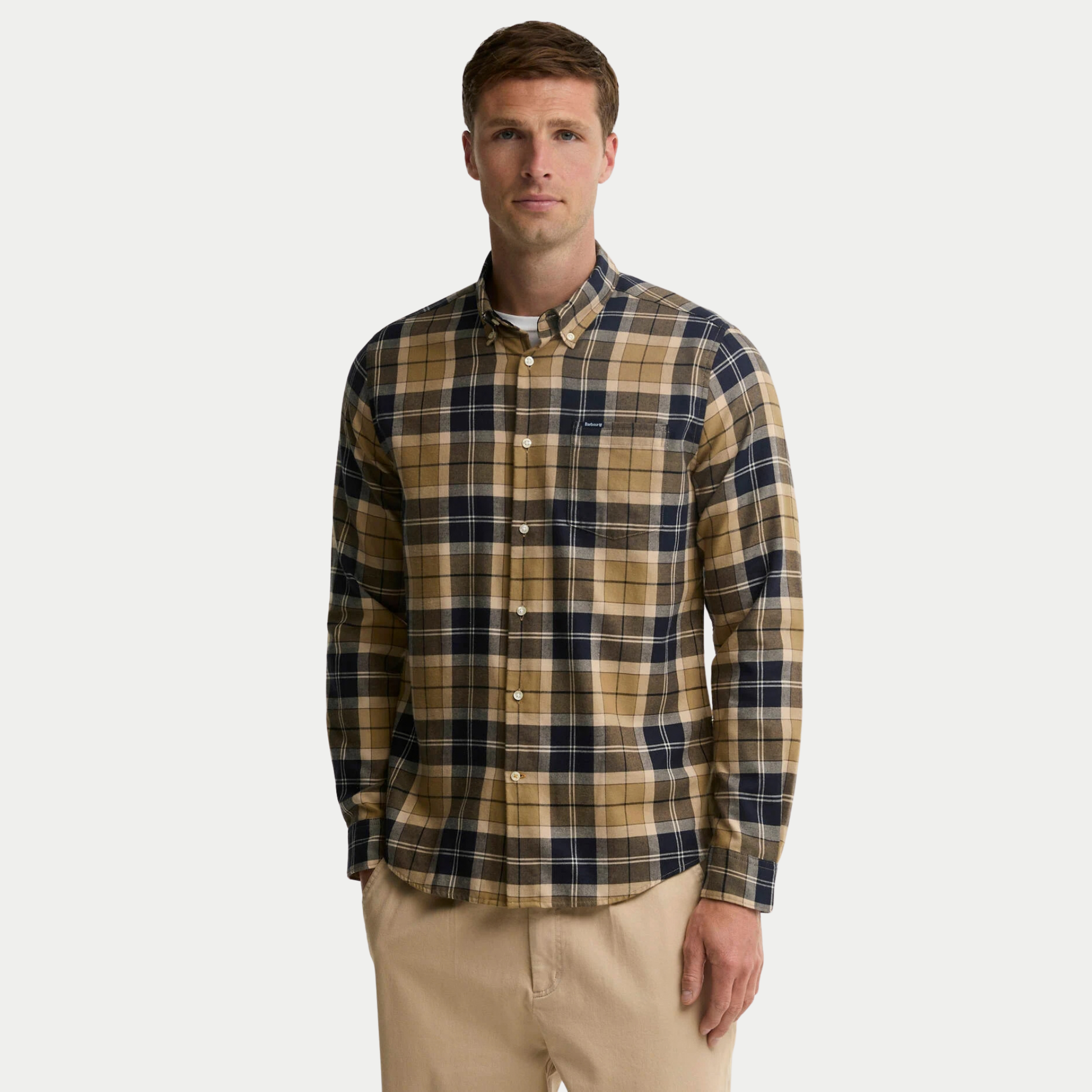 Chemise Barbour Fortrose Birchwood Dress Tartan portée de face sur un pantalon beige