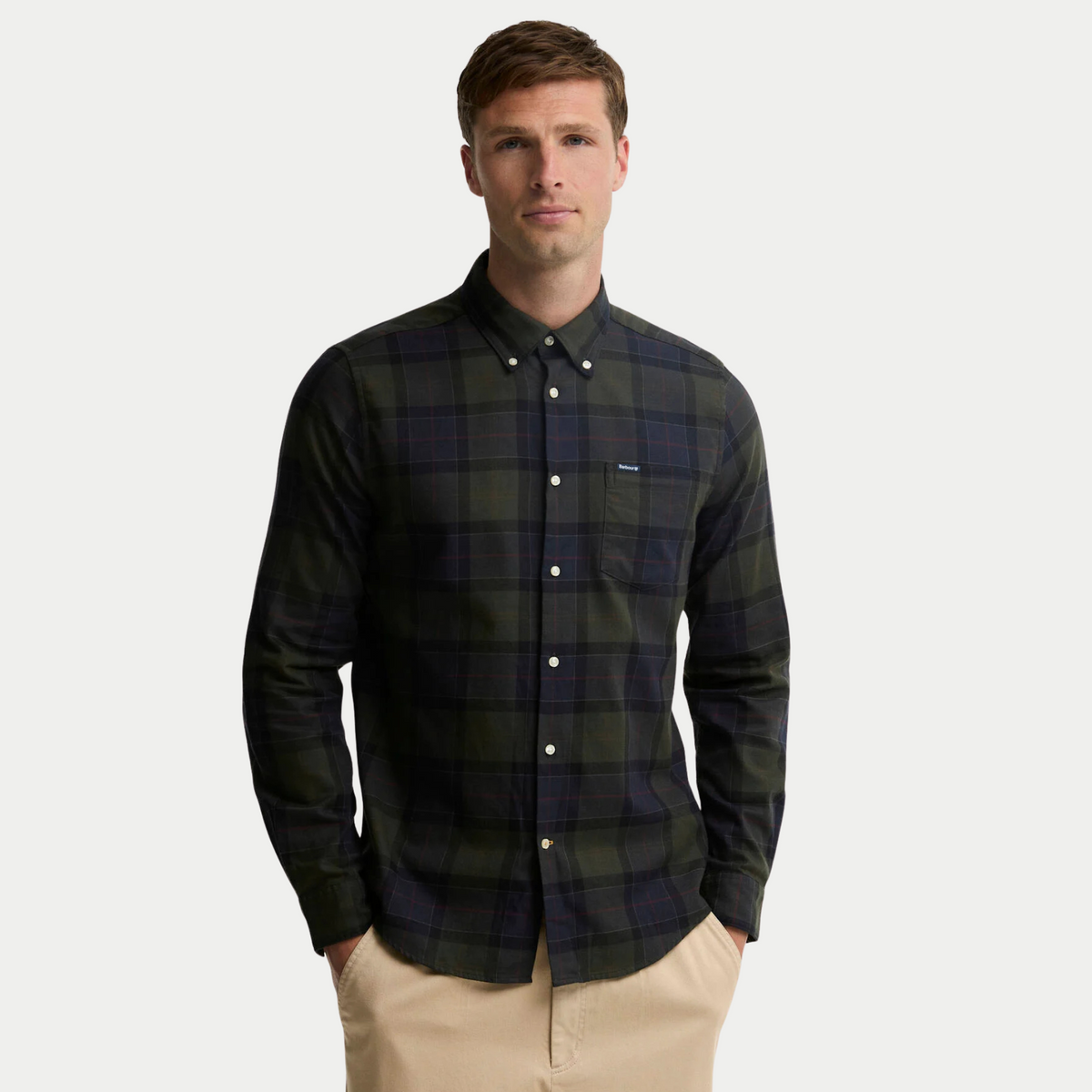 Chemise Barbour Fortrose Shadow Classic Tartan portée de face sur un pantalon beige