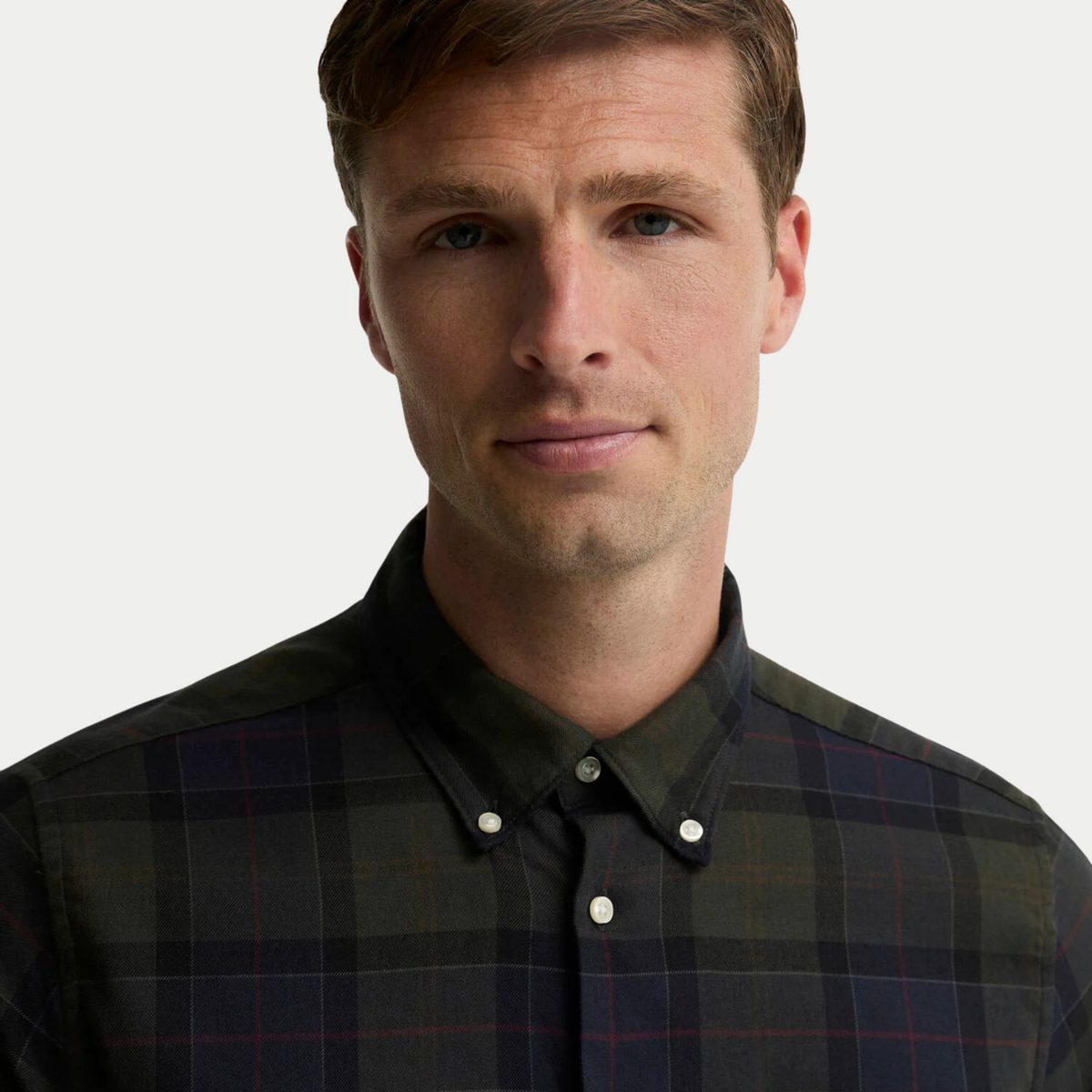 Gros plan du col boutonné de la Chemise Barbour Fortrose Shadow Classic Tartan et des filets rouges du motif