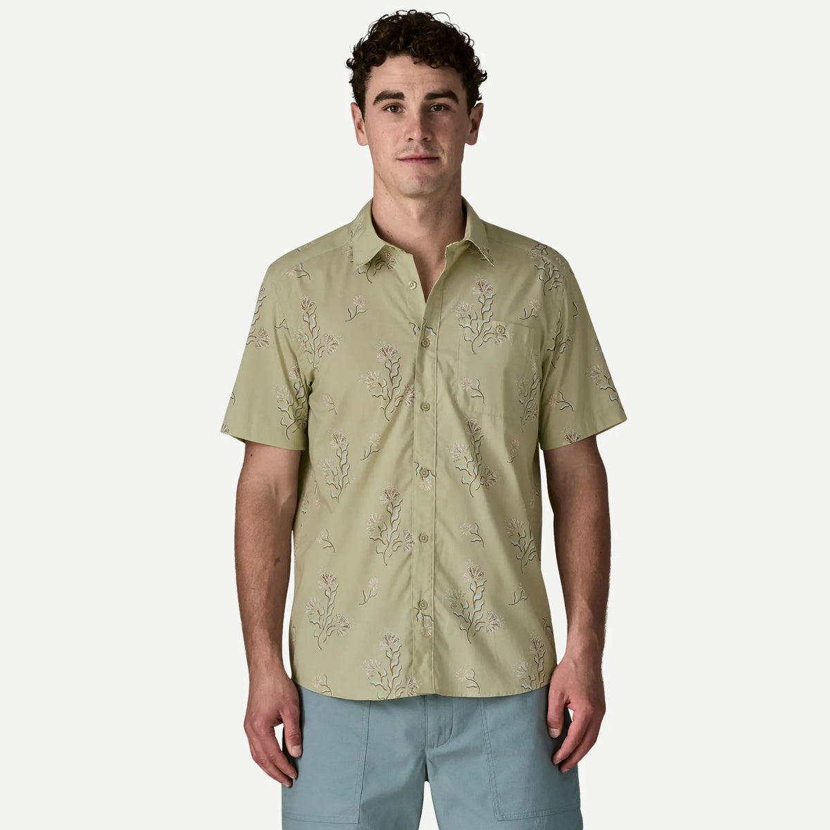 Chemise Go To Ocean Blooms Patagonia portée de face, boutonnage complet et poche poitrine gauche