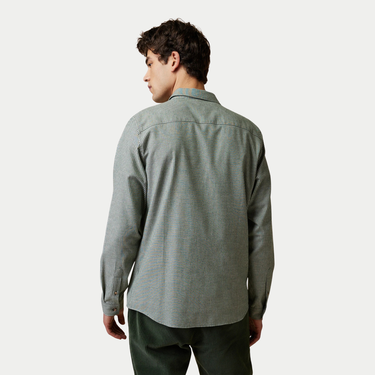 Dos de la chemise Iraty Faguo rayée vert foncé et écru, empiècement d'épaule et poignets boutonnés