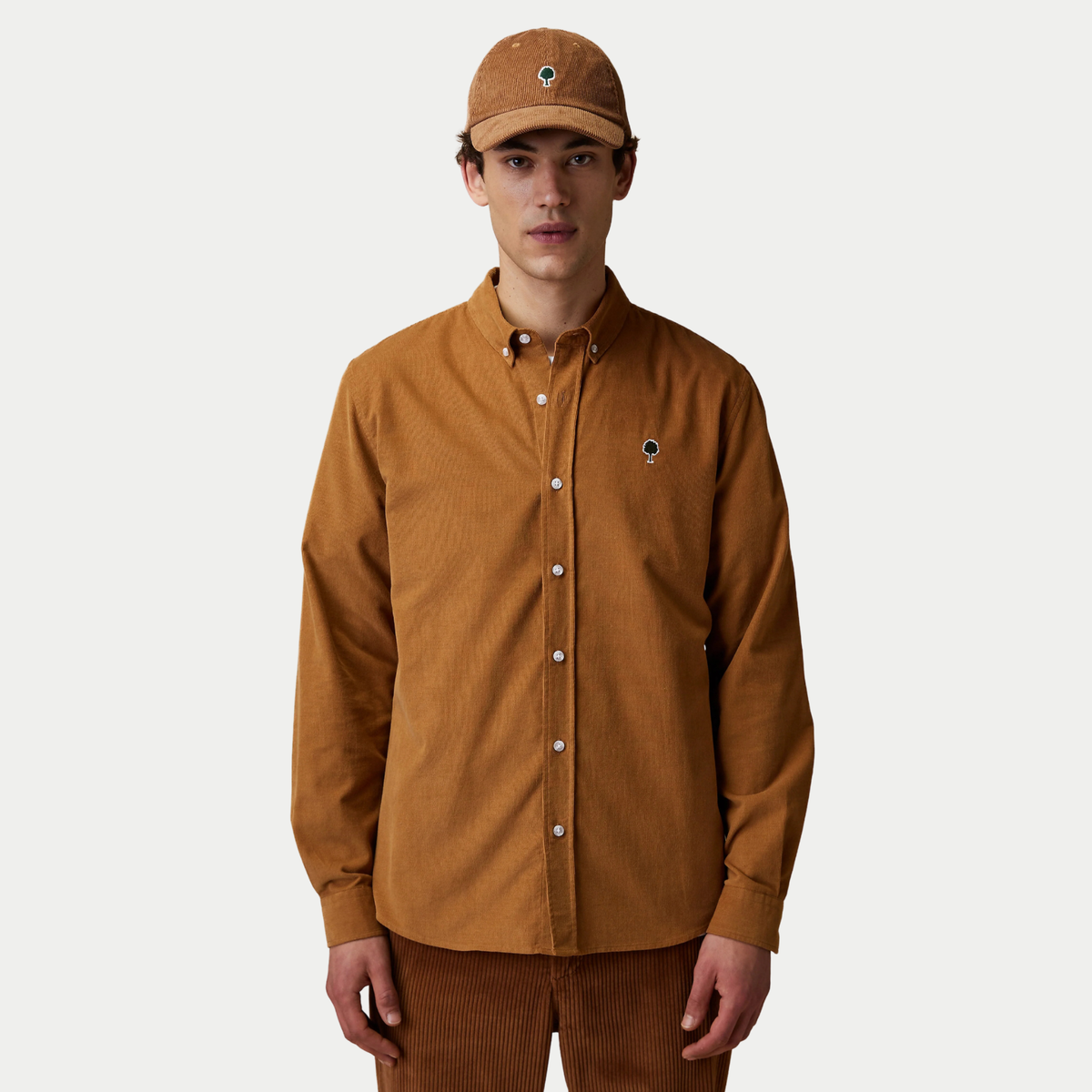 Chemise Ivoy Velours - Camel - Faguo portée boutonnée, vue de face, coupe droite