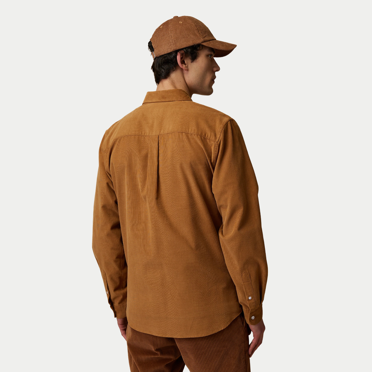Chemise Ivoy Velours - Camel - Faguo portée de dos, empiècement d’épaule et pli plat central