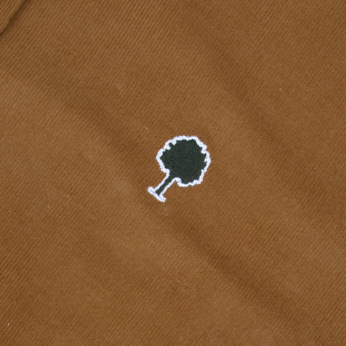 Chemise Ivoy Velours - Camel - Faguo, détail du velours milleraies fin et du logo arbre en feutre vert foncé