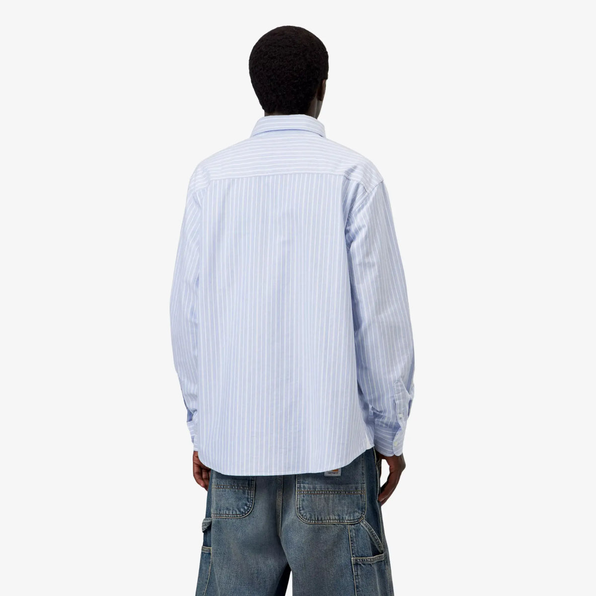Chemise Kanan Carhartt WIP vue de dos, rayures verticales blanches sur fond bleu ciel, coupe loose
